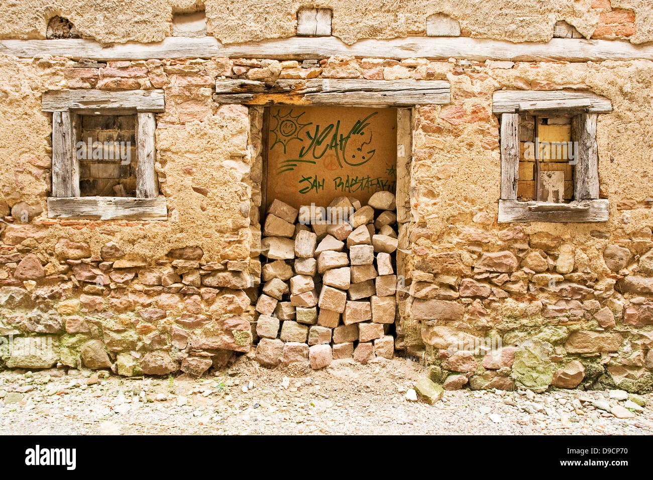 Vecchia casa massiccia davanti con un vecchio ingresso, massicci vecchia casa con nel vecchio statuto esegue il lavoro entrata, Foto Stock