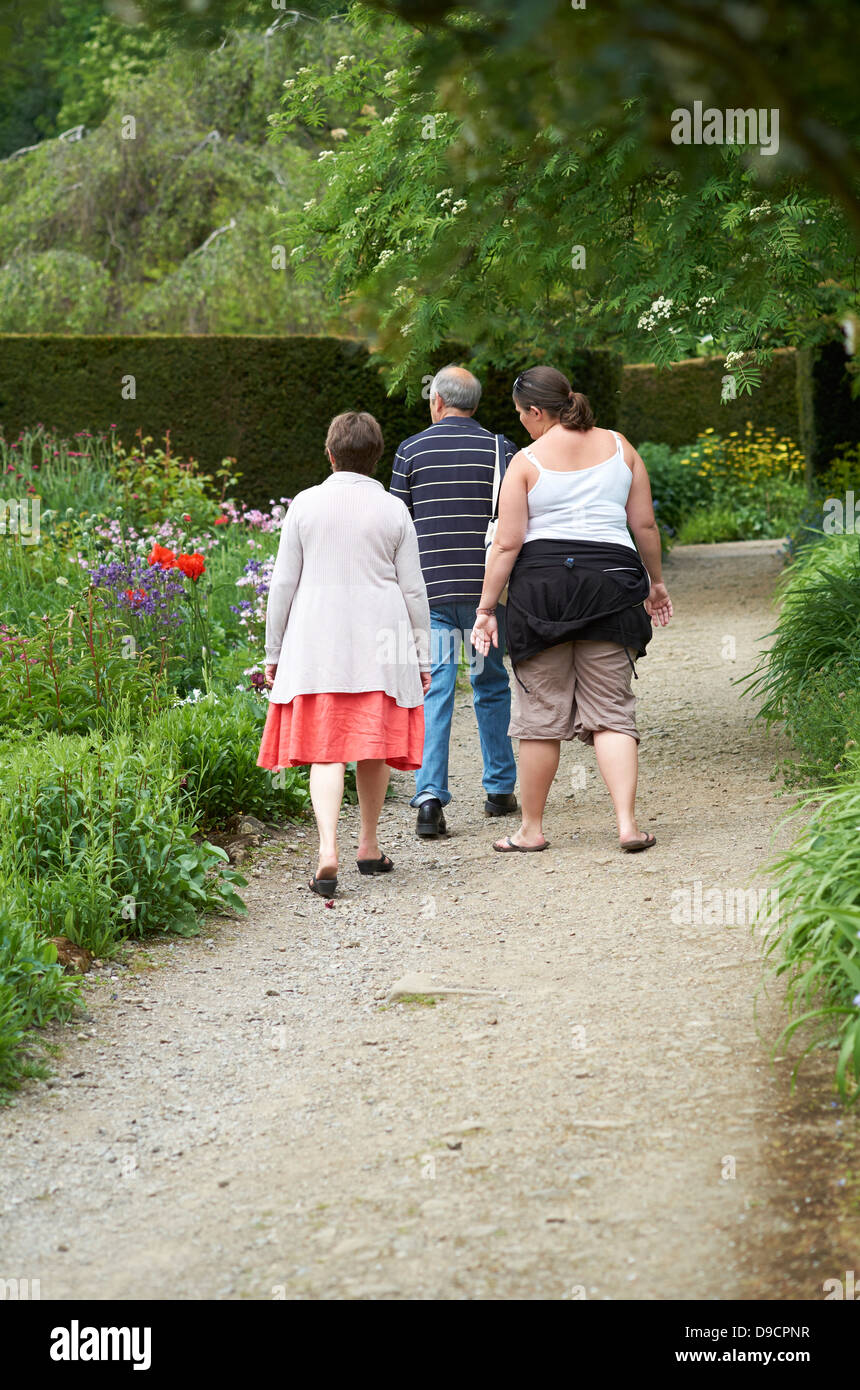 Tre turisti presso il giardino murato a Wallington Hall del Northumberland. Proprietà del National Trust. Foto Stock