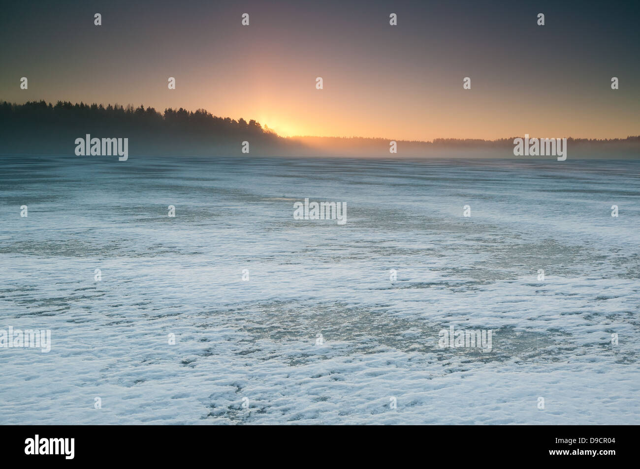 Inverno a sunrise Vanemfjorden nel lago Vansjø in Østfold, Norvegia. Vansjø è una parte dell'acqua sistema chiamato Morsavassdraget. Foto Stock