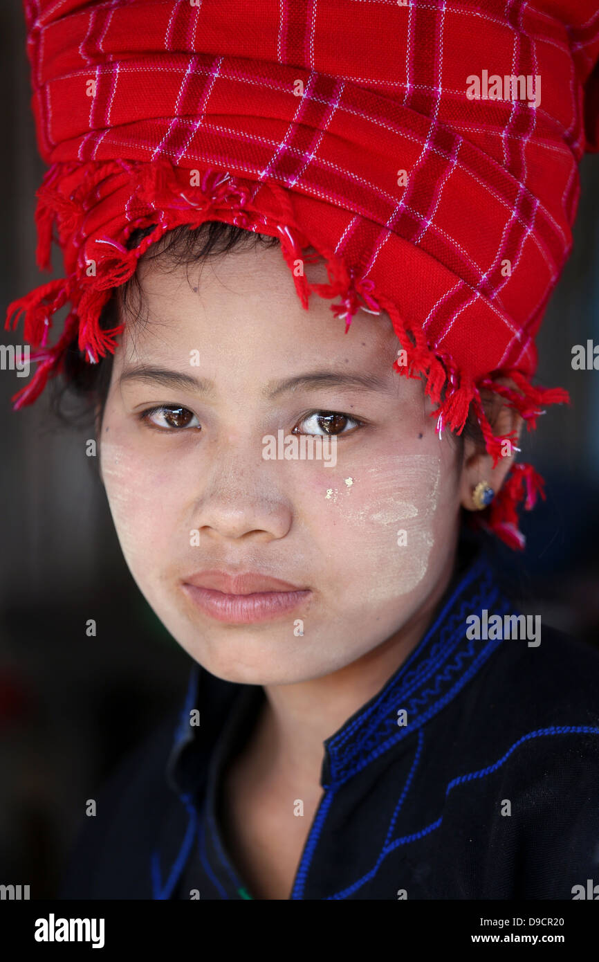 Ritratto di giovane donna che indossa Thanaka viso Crema e panno rosso turbante dalla tribù Shan a Thaung Tho mercato in Myanmar Asia SE Foto Stock