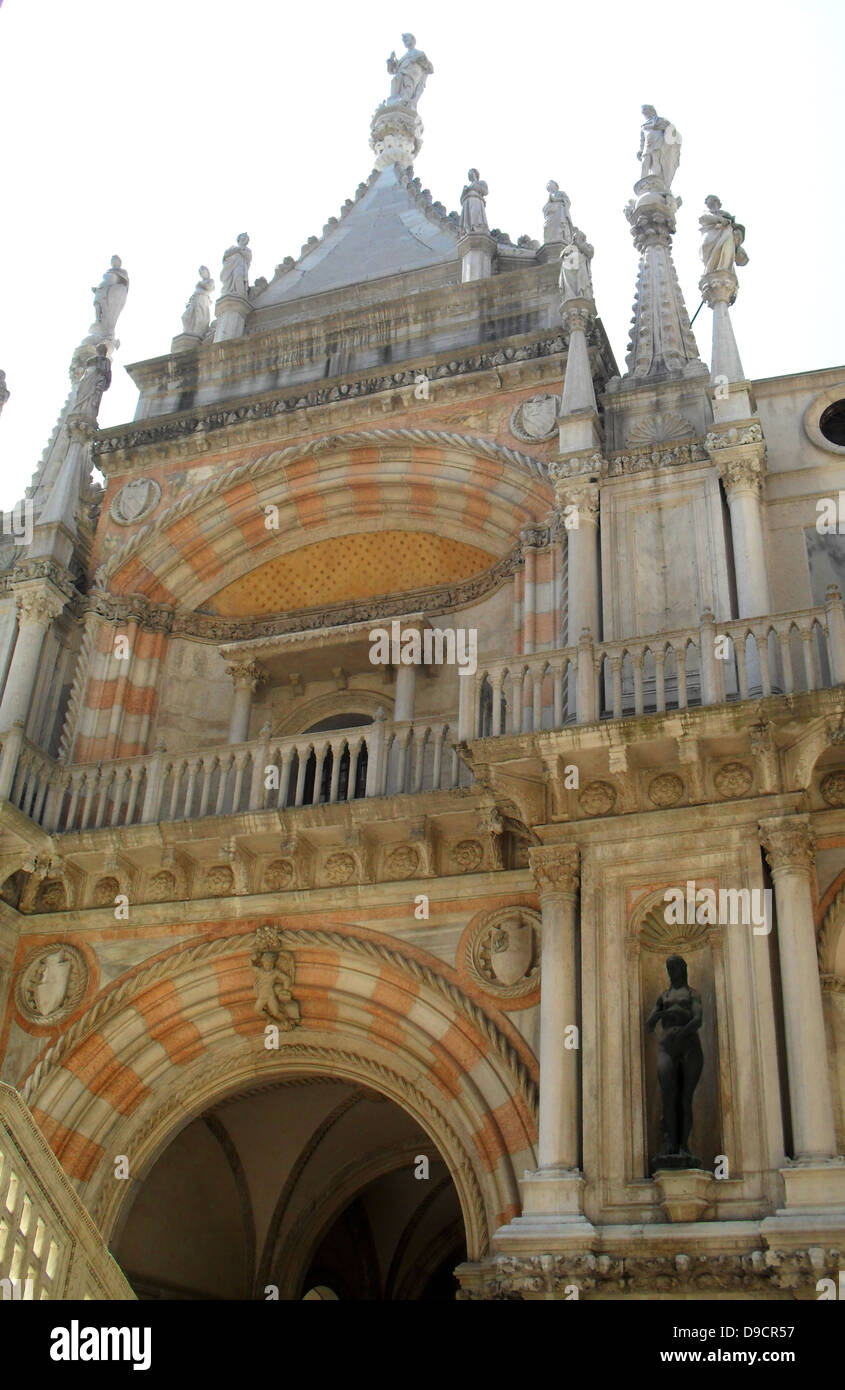 Entrata al Palazzo Ducale cortile, Venezia. Costruita in stile gotico veneziano il palazzo era la residenza del Doge di Venezia (l'autorità suprema dell'rublic di Venezia). Ora è aperta come un museo. Foto Stock