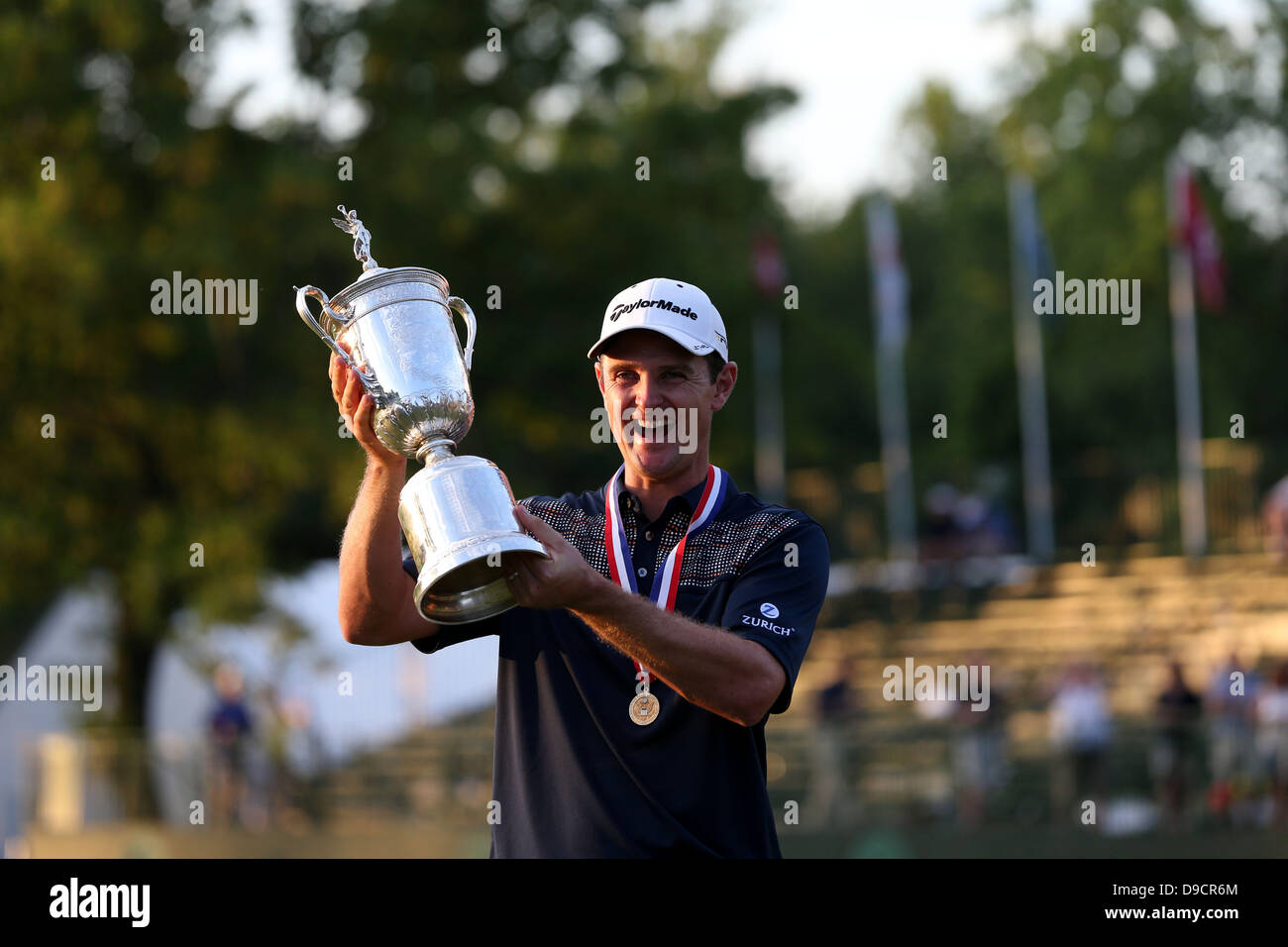 Merion, STATI UNITI D'AMERICA. 16 Giugno, 2013. Justin Rose (ITA), 16 giugno 2013 - Golf : Justin Rosa dell'Inghilterra celebra con il trofeo dopo aver vinto il fnal round della U.S. Campionato Open a Merion Golf Club, Est corso di Haverford Township, Delaware County, Pennsylvania. (Foto di Koji Aoki AFLO/sport/Alamy Live News) Foto Stock