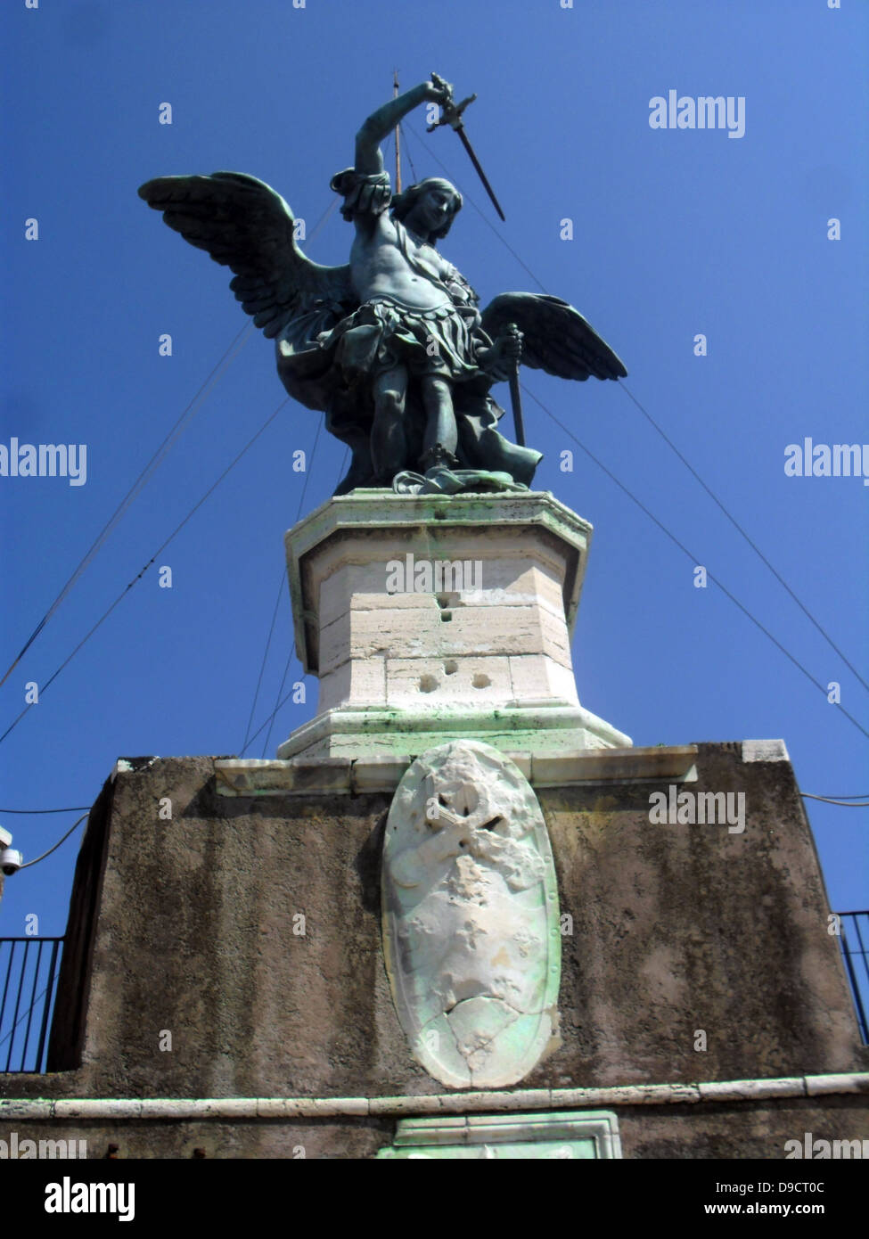 La statua in bronzo di San Michele Arcangelo, in piedi sulla sommità del castello di San Angelo, Roma, modellata nel 1753 da Pietro Anton von Verschaffelt (1710û1793). Il Mausoleo di Adriano, usualmente noto come Castel Sant'Angelo, Roma, Italia. Foto Stock
