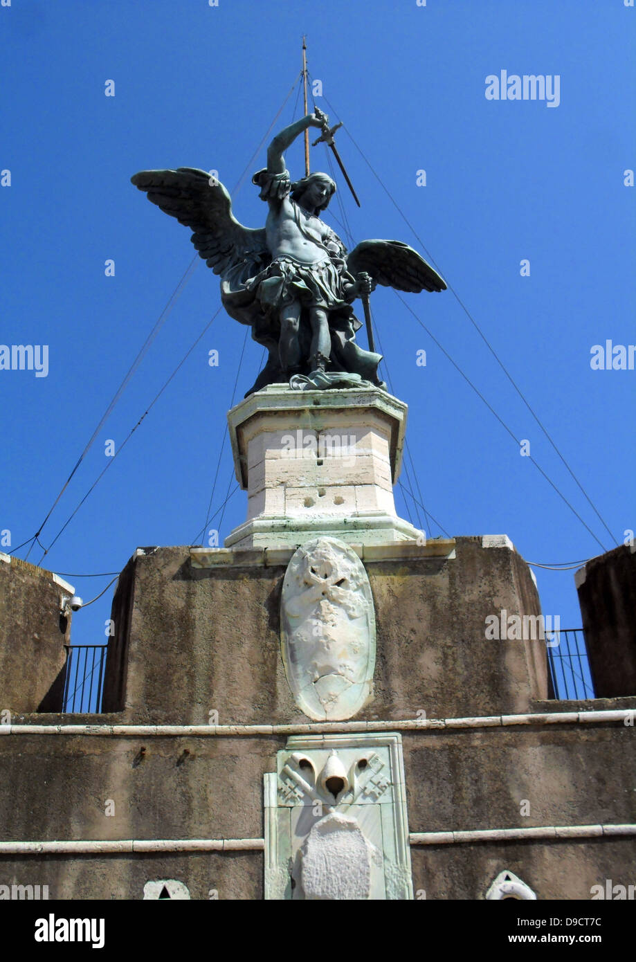 La statua in bronzo di San Michele Arcangelo, in piedi sulla sommità del castello di San Angelo, Roma, modellata nel 1753 da Pietro Anton von Verschaffelt (1710û1793). Il Mausoleo di Adriano, usualmente noto come Castel Sant'Angelo, Roma, Italia. Foto Stock