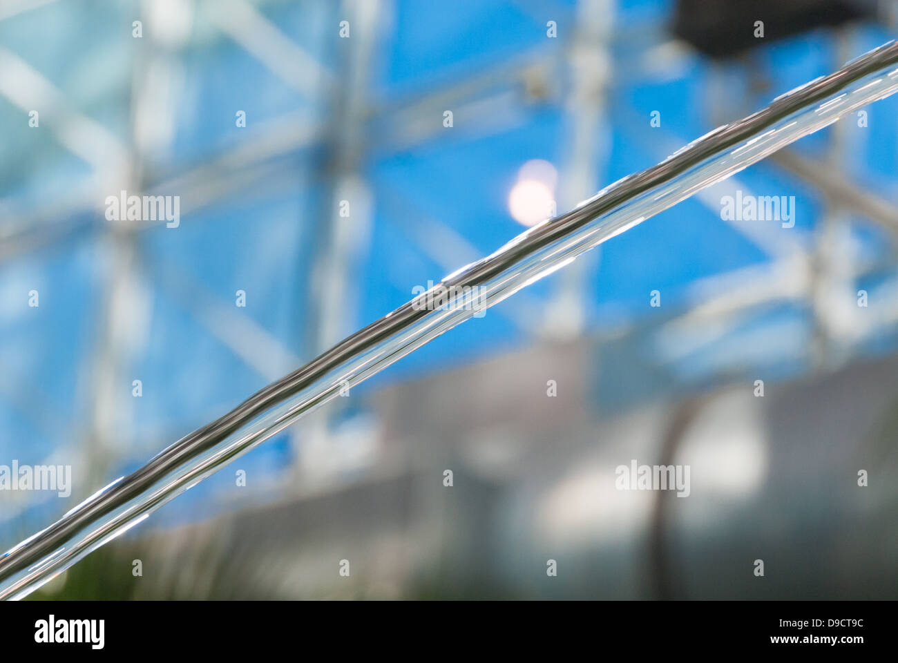 L'acqua che scorre in un flusso con un blu sfondo geometrica Foto Stock