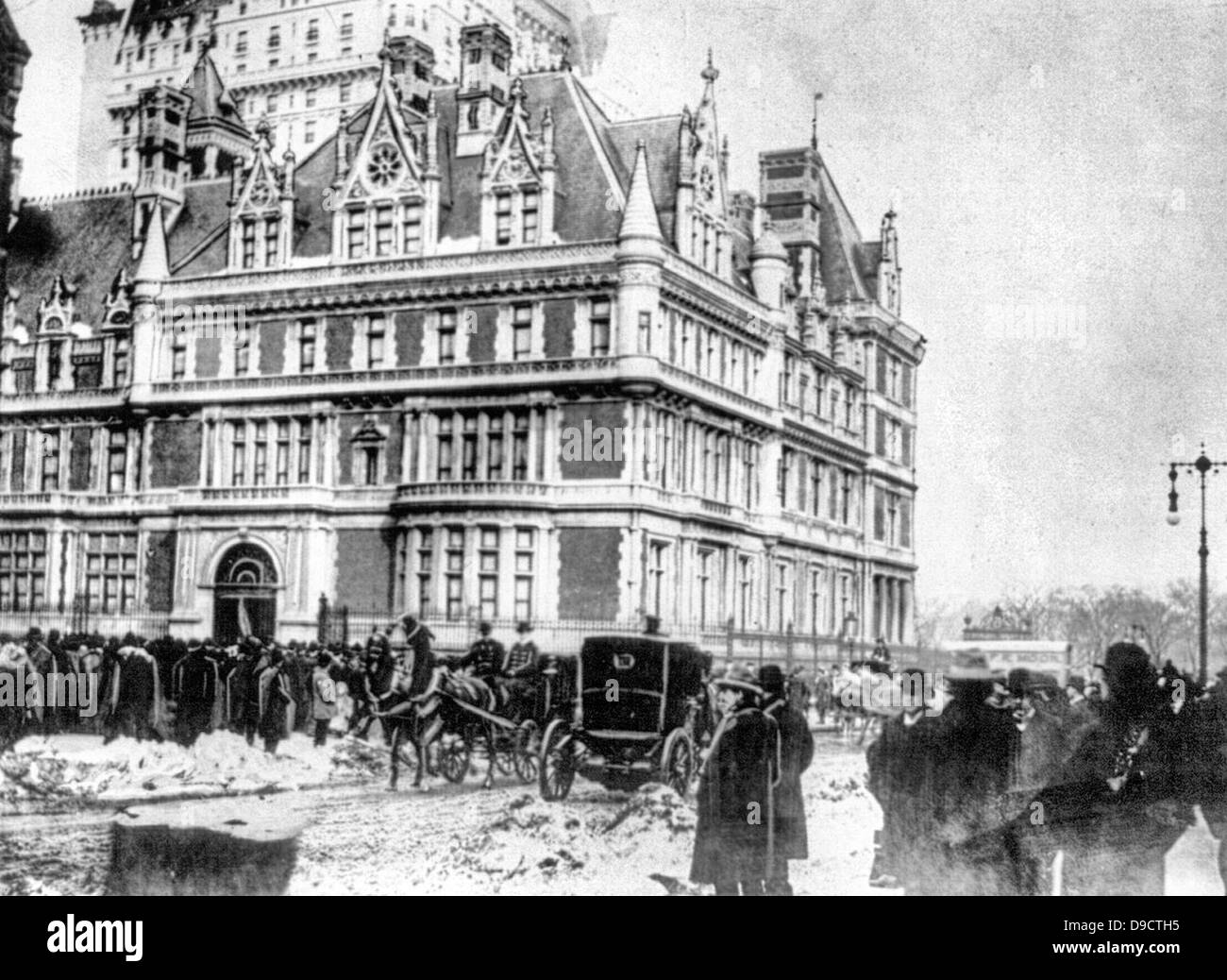 Vanderbilt Mansion. Giorno di nozze di Gladys Vanderbilt e conte Laszlo Szechenyi, Gennaio 28, 1908. Folle si radunarono fuori della residenza di Cornelius Vanderbilt II (1843-1899), 1 West 57th Street, New York City. Foto Stock