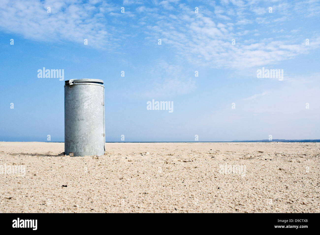 Garbage tonnellata sulla spiaggia Foto Stock