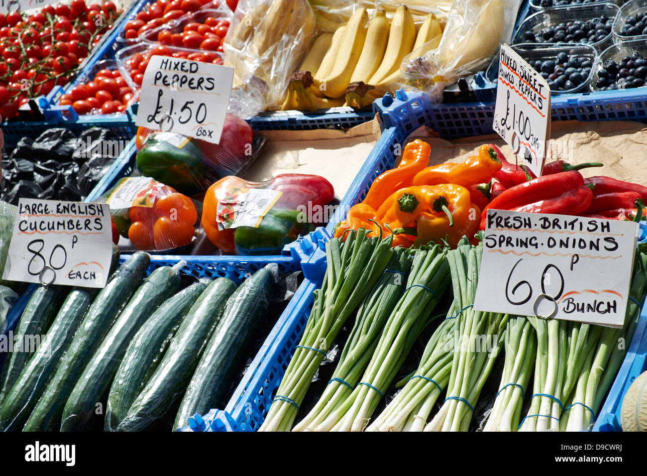 Frutta e verdura stallo a Hexham farmers market. Foto Stock