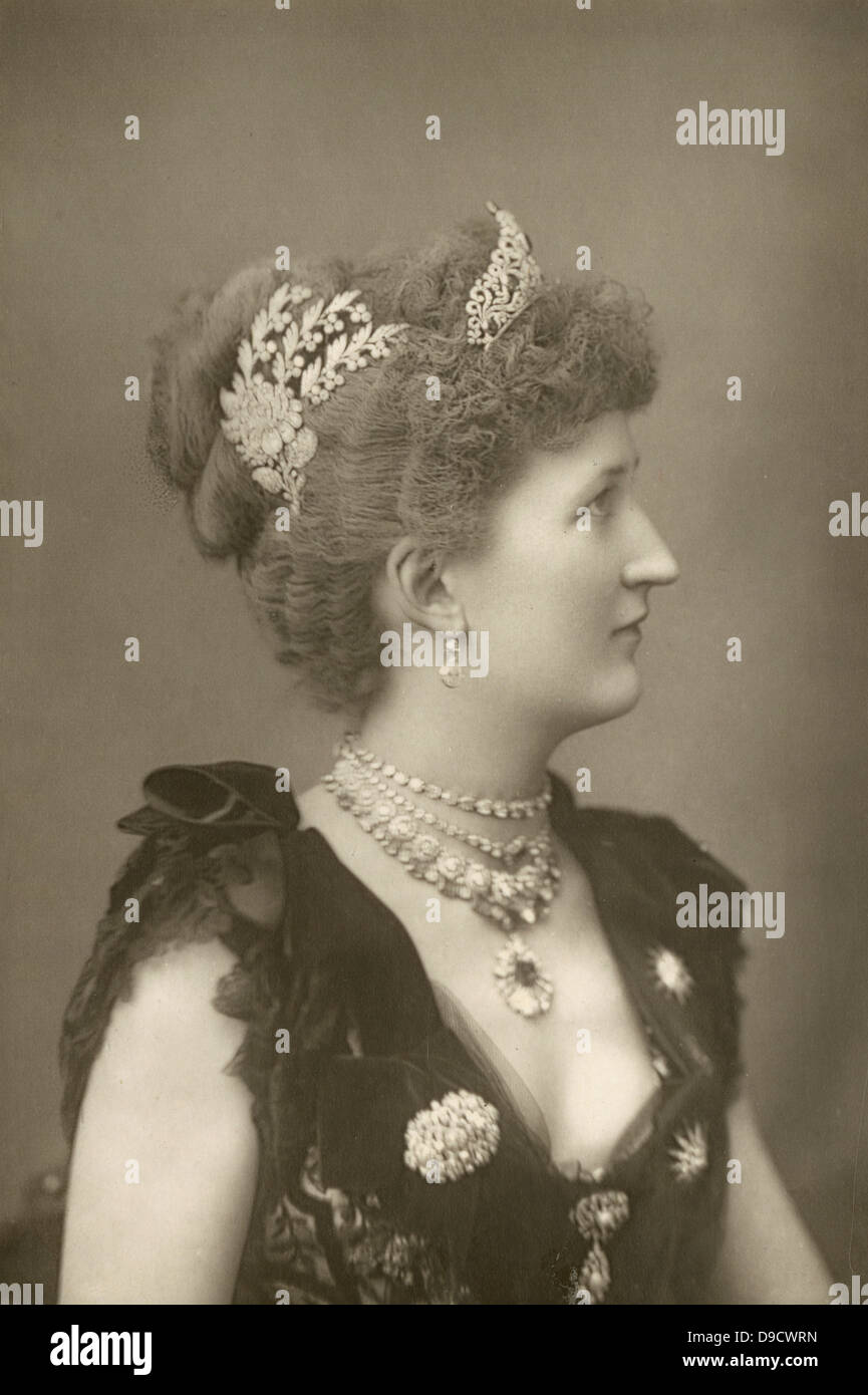 Lady Julia Carew (1864-1922), nato Lethbridge, moglie di Robert, terzo Barone Carew. Signora Carew era un esperto needlewoman avente stato insegnato presso la Reale Scuola di ricamo e molto del suo ricamo sopravvive. Foto Stock