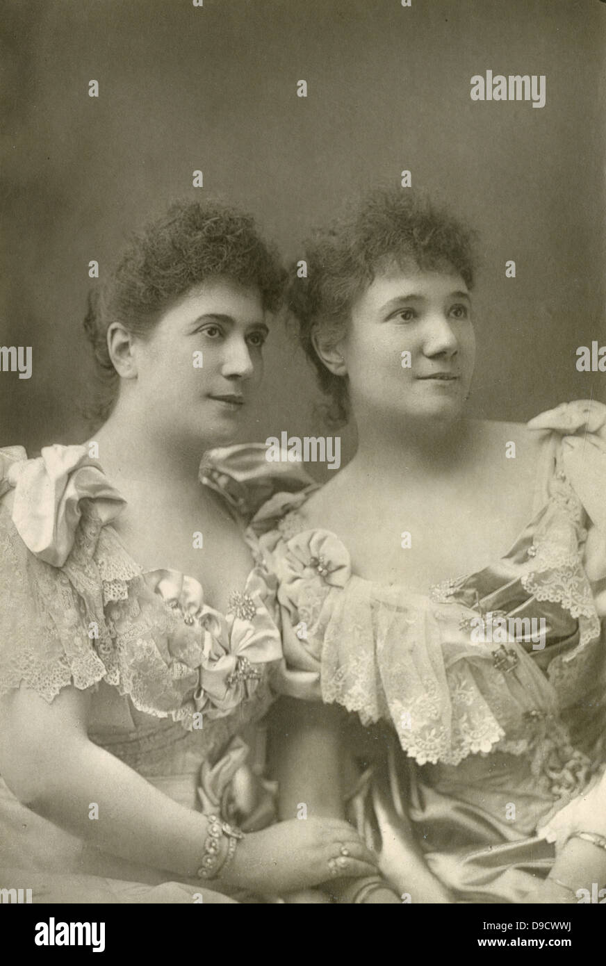Giulia (1866-1940) mezzo-soprano e Sofia Ravogli (1865-1910) soprano, c1891. Essi apparivano al giardino di Covent in 1891, Giulia ha cantato il ruolo di titolo in Glucks Orfeo per grandi consensi.. Foto Stock