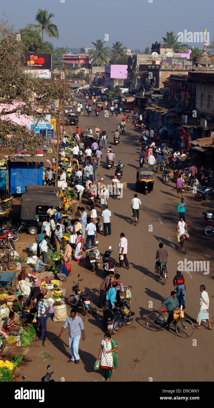 Street India e mercati di strada e il popolo indiano fretta vista aerea in Orissa Odisha Foto Stock
