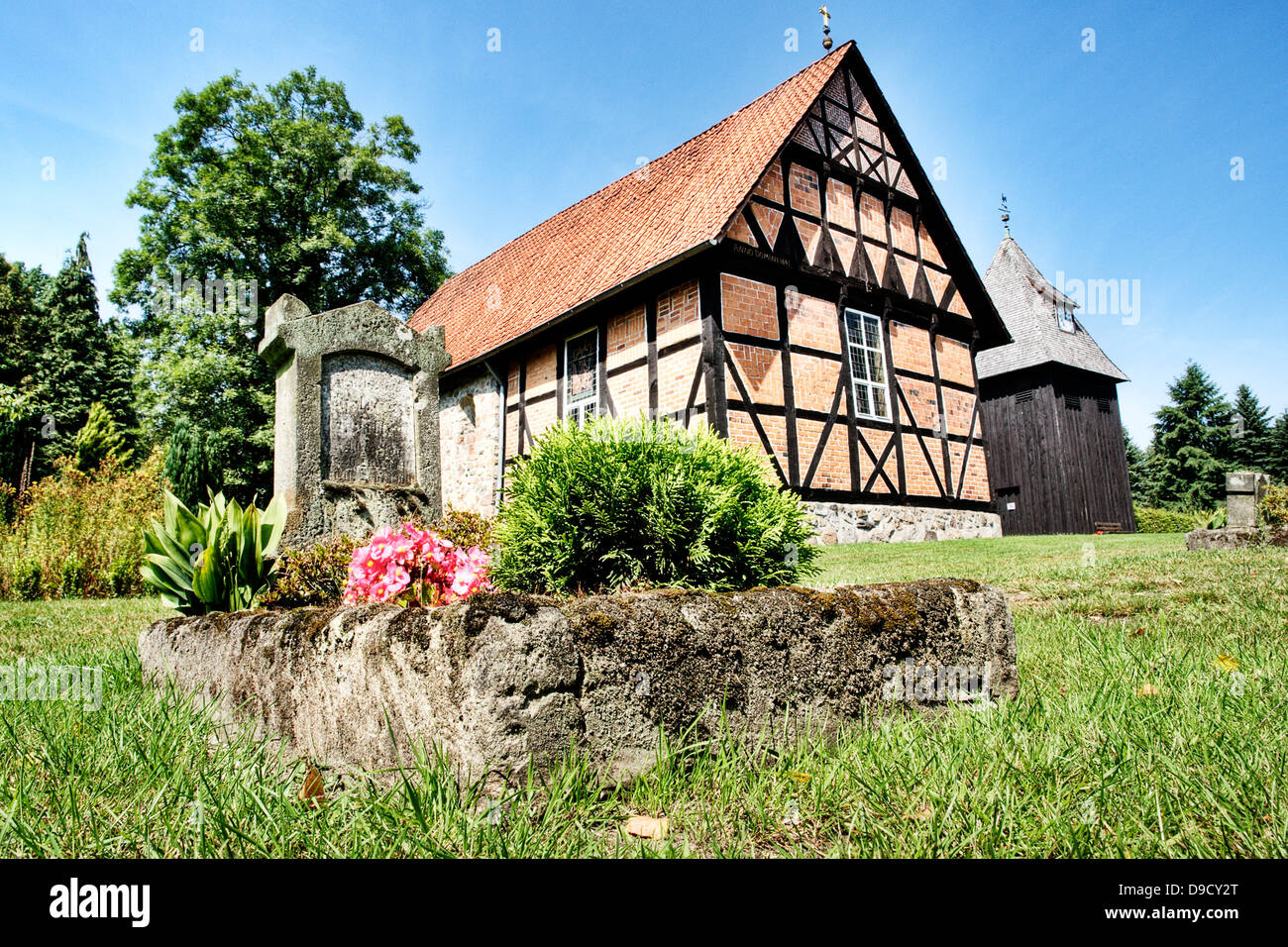 Vecchia tomba prima della Saint Magdalenenkirche in Undeloh (riserva Lueneburger moor) Foto Stock