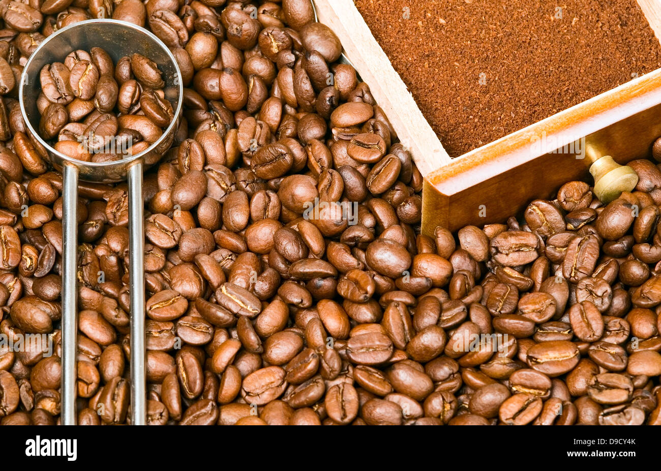 Lo sfondo da chicchi di caffè con cucchiaio speciale e nella casella, food concept Foto Stock