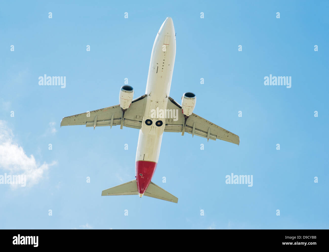 Ampio piano di passeggeri vola nel cielo blu Foto Stock