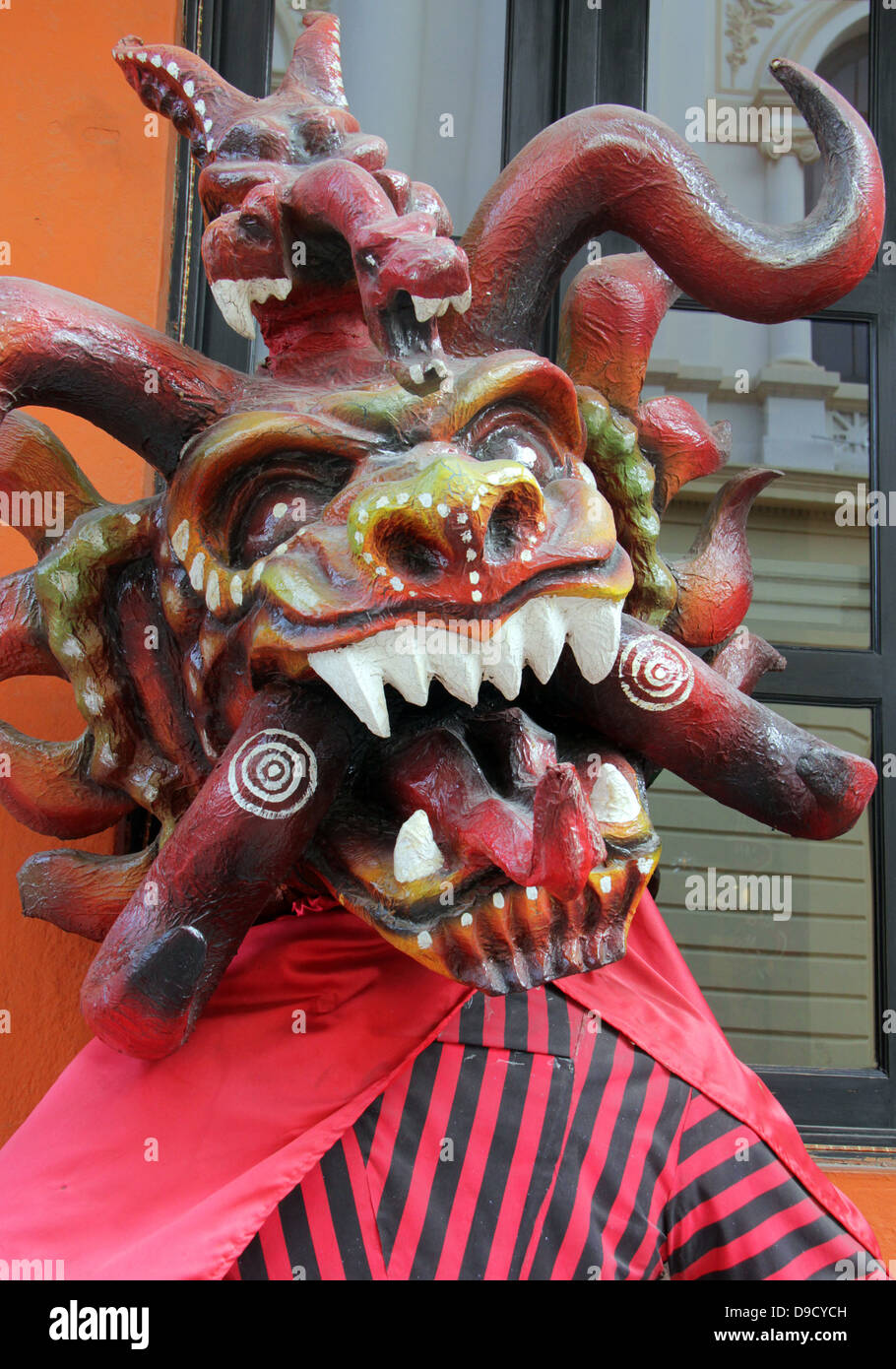 Diavolo tradizionale maschera utilizzata sulle feste religiose. Foto Stock