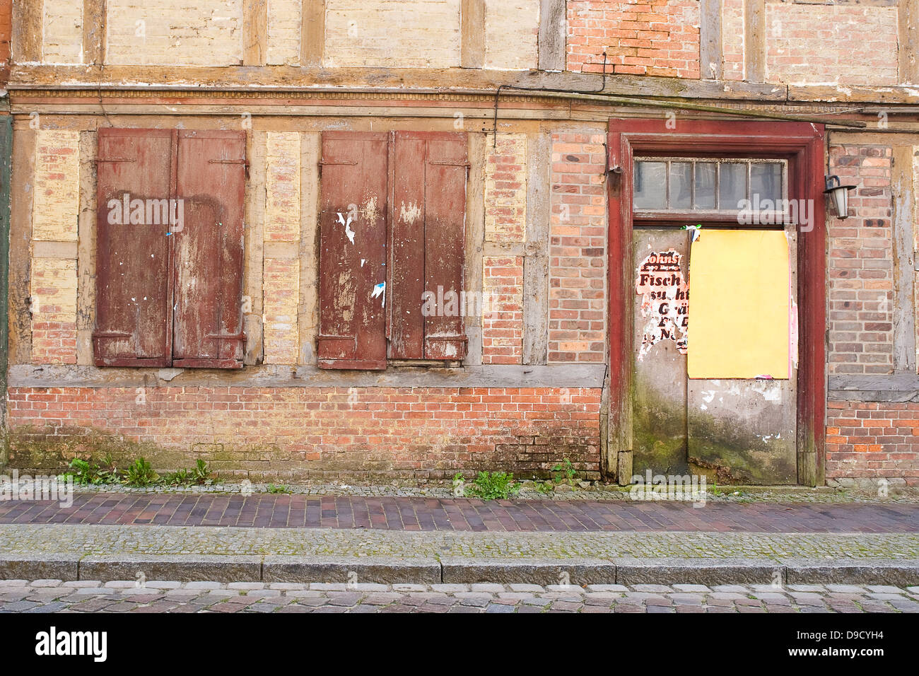 Facciata con otturatore e intavolato porta Foto Stock