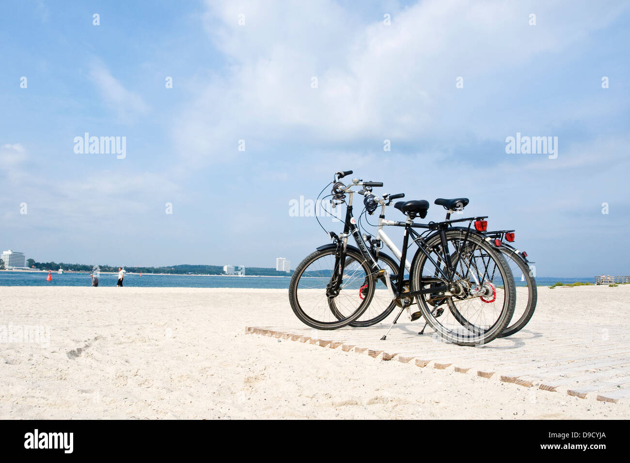 Due mettere giù le biciclette sulla spiaggia Foto Stock