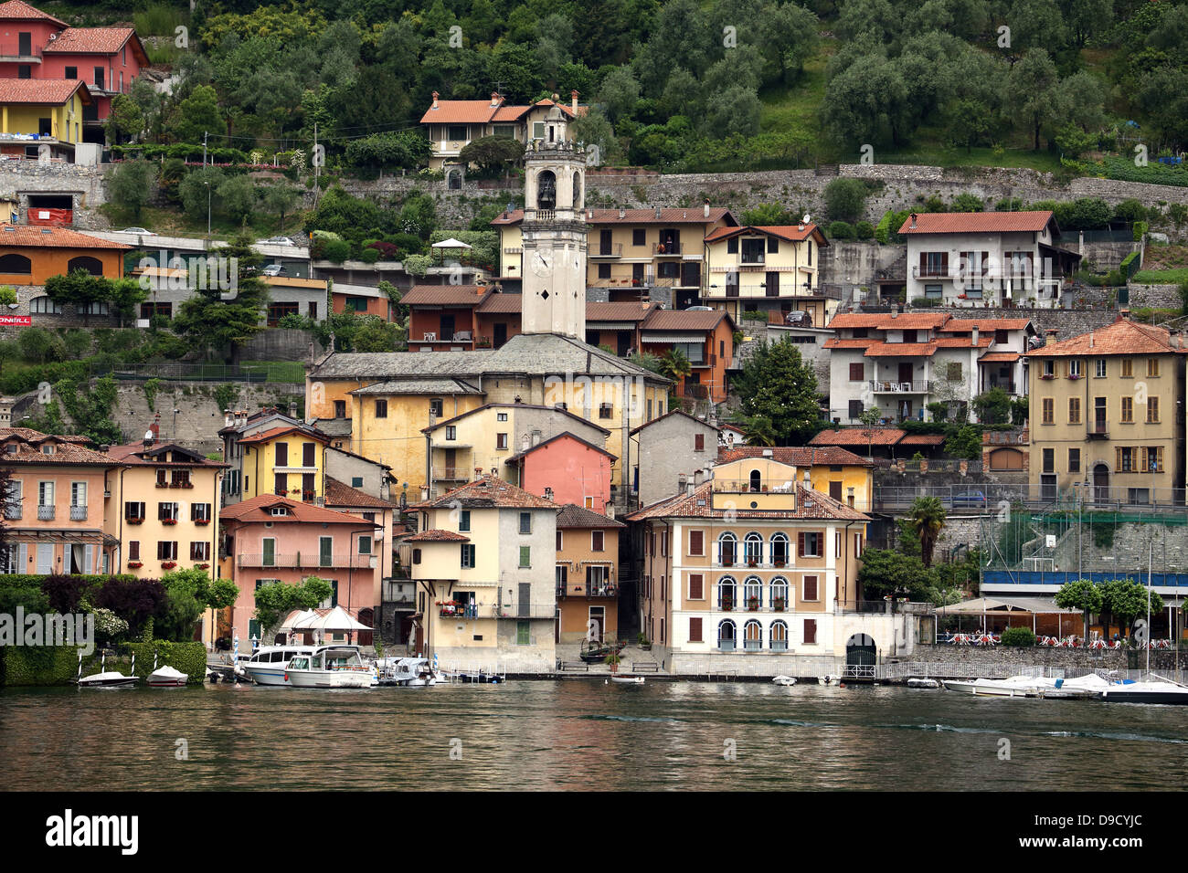 Rivestimento case Lago di Como in Italia settentrionale Foto Stock