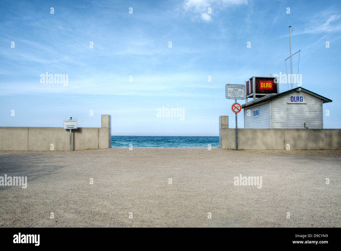 Accesso alla spiaggia con DLRG house Foto Stock