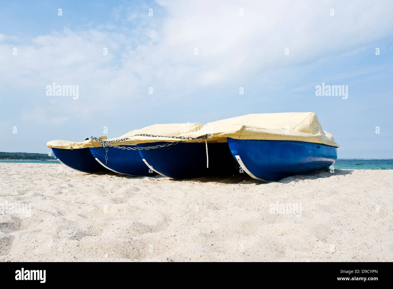 Barche a pedali sulla spiaggia Foto Stock