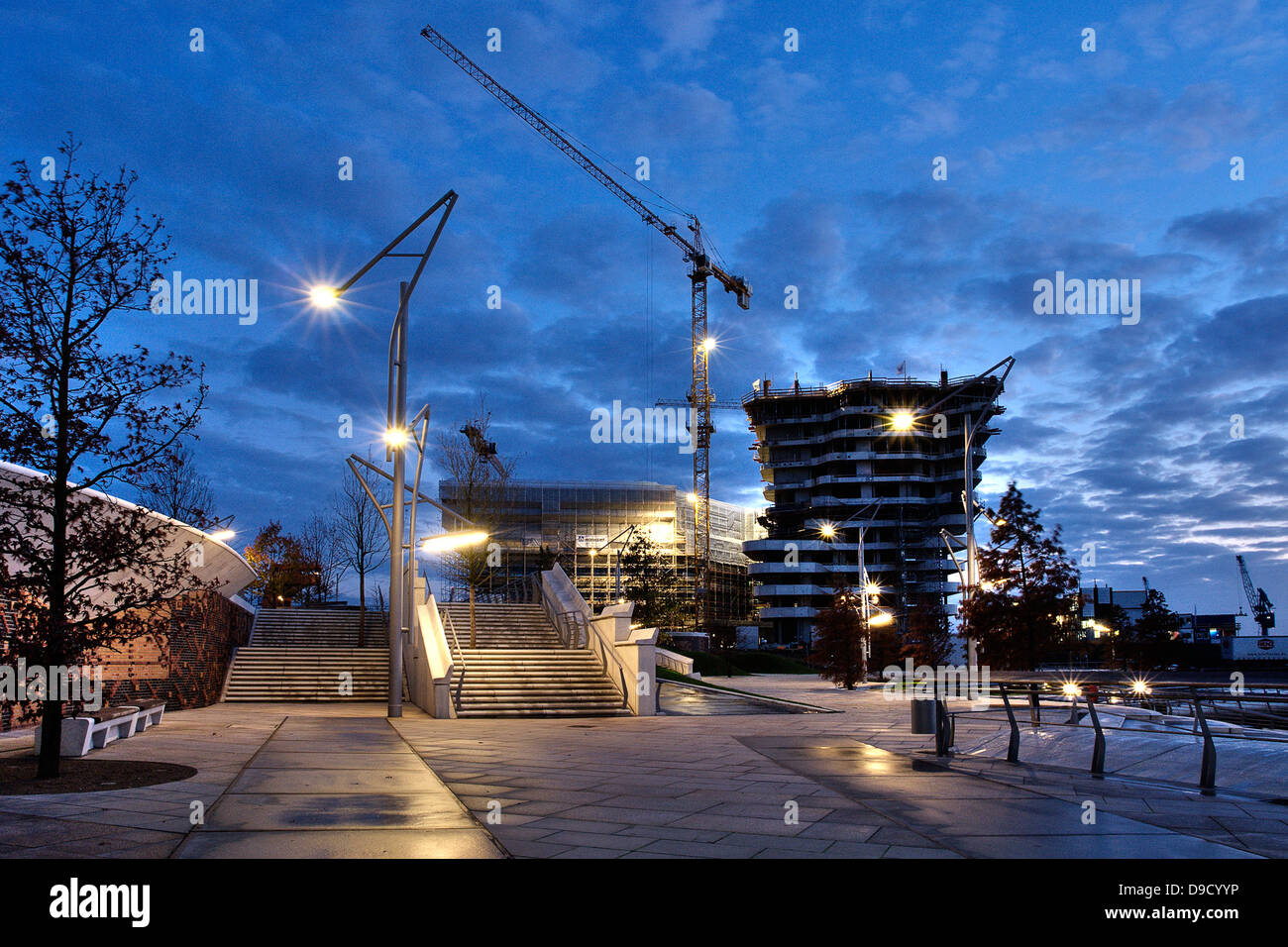 Sito di costruzione nella città di porto di notte Amburgo Foto Stock