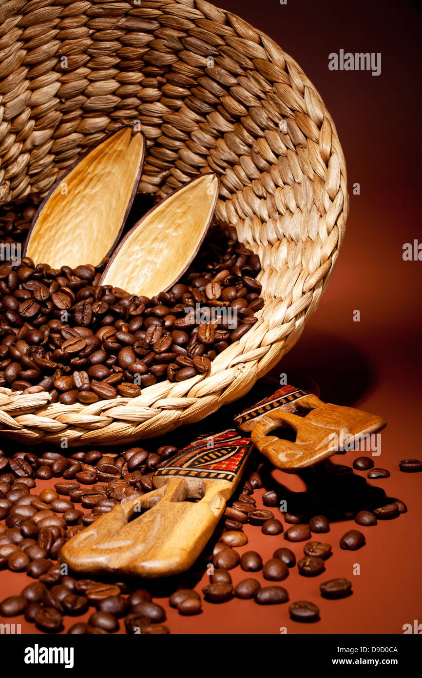 Ciotola con caffè tostato in grani, Bowling di appena il caffè torrefatto in grani Foto Stock