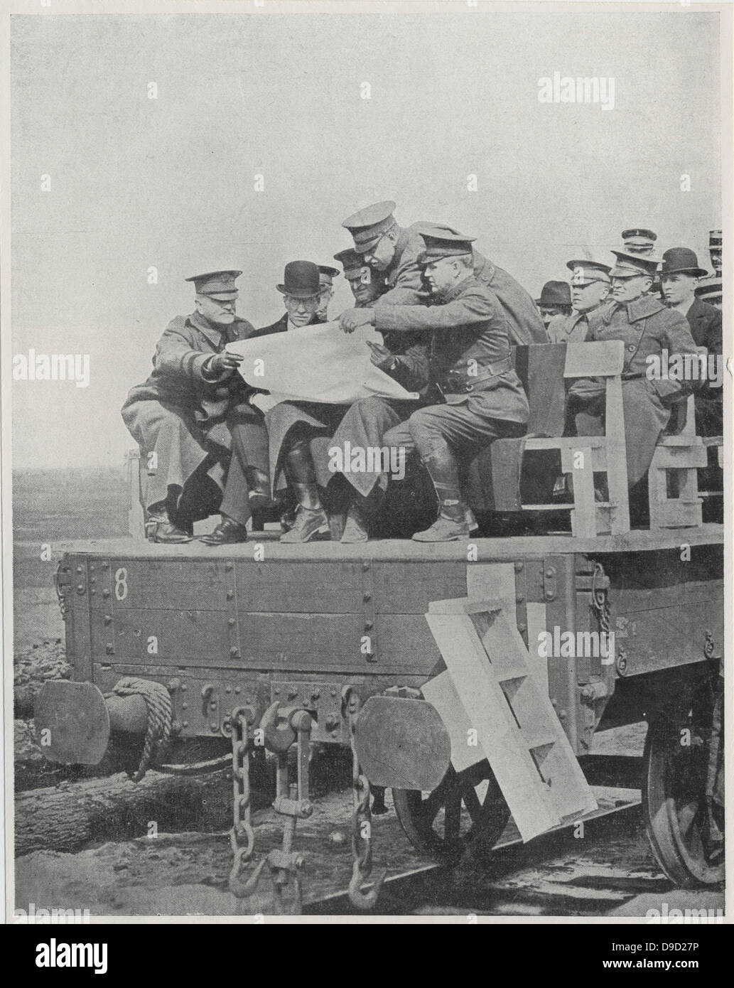 La conferenza americana sul fronte occidentale, 1917, durante la guerra mondiale I. Generals Peershing e Walsh con il Segretario di Stato americano per la guerra Newton D. Baker. Foto Stock