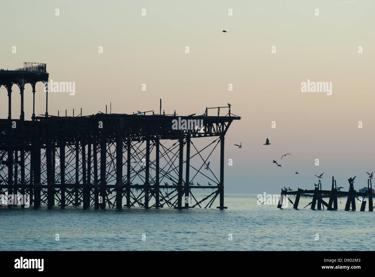 Le rovine del Molo Ovest al crepuscolo, Brighton e Hove, Inghilterra Foto Stock