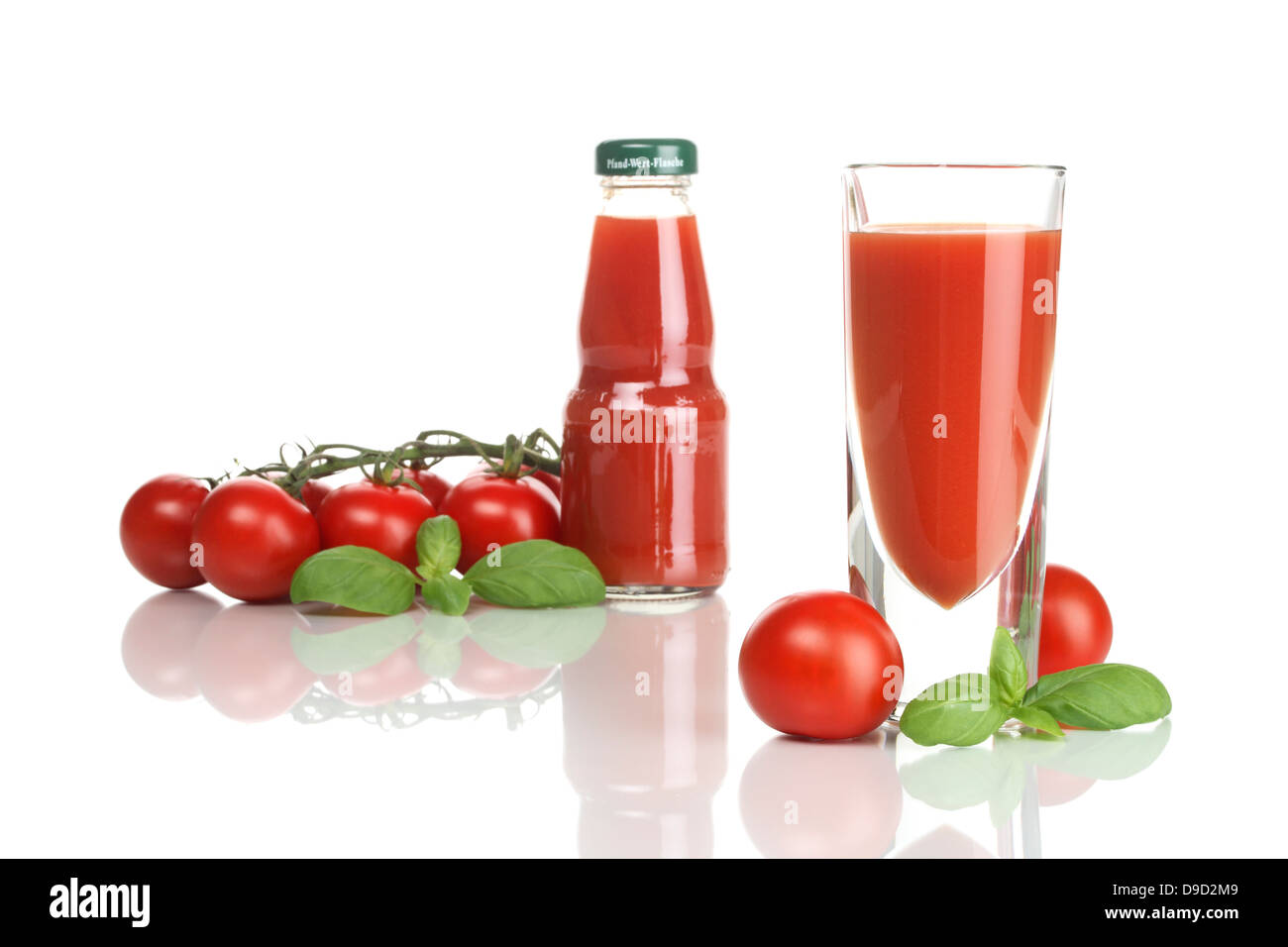 I succhi di pomodoro con pomodori e basilico Foto Stock