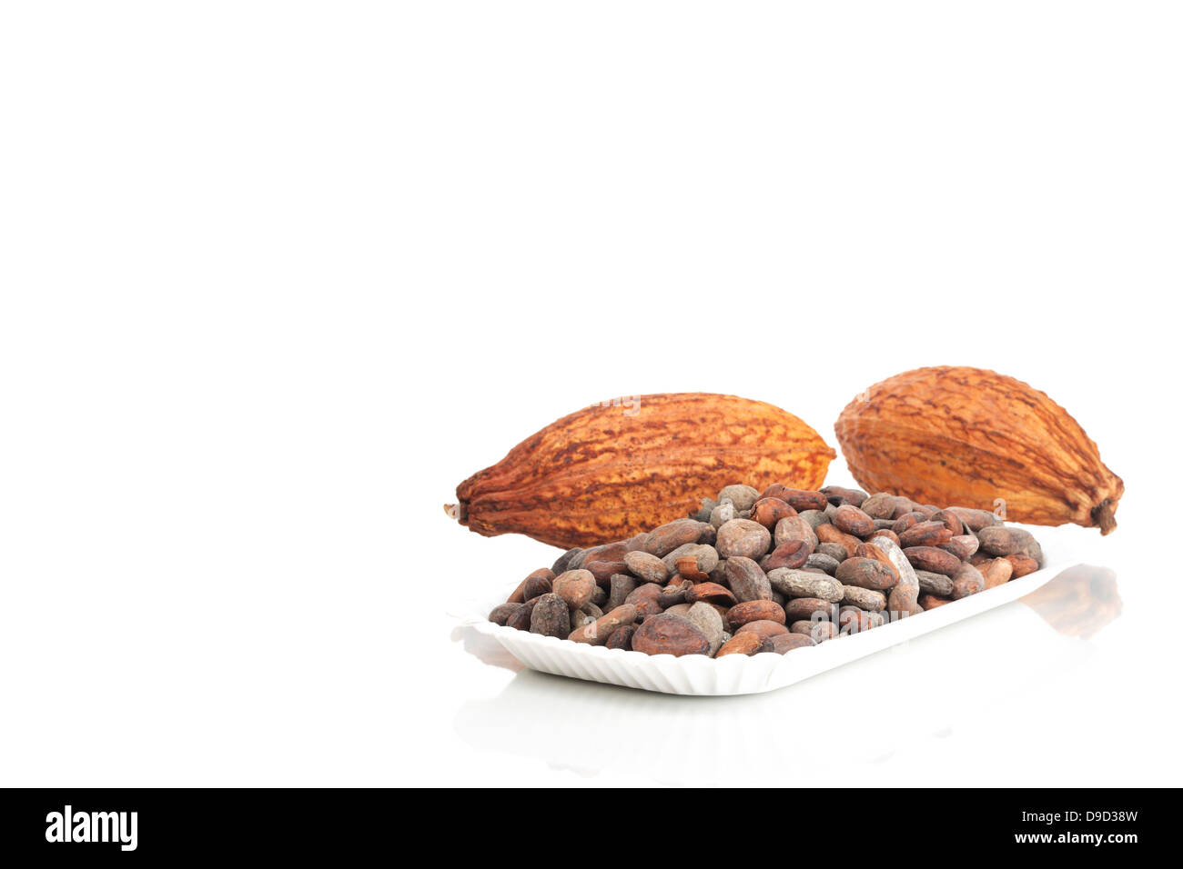 Chicchi di cacao con frutta di cacao Foto Stock