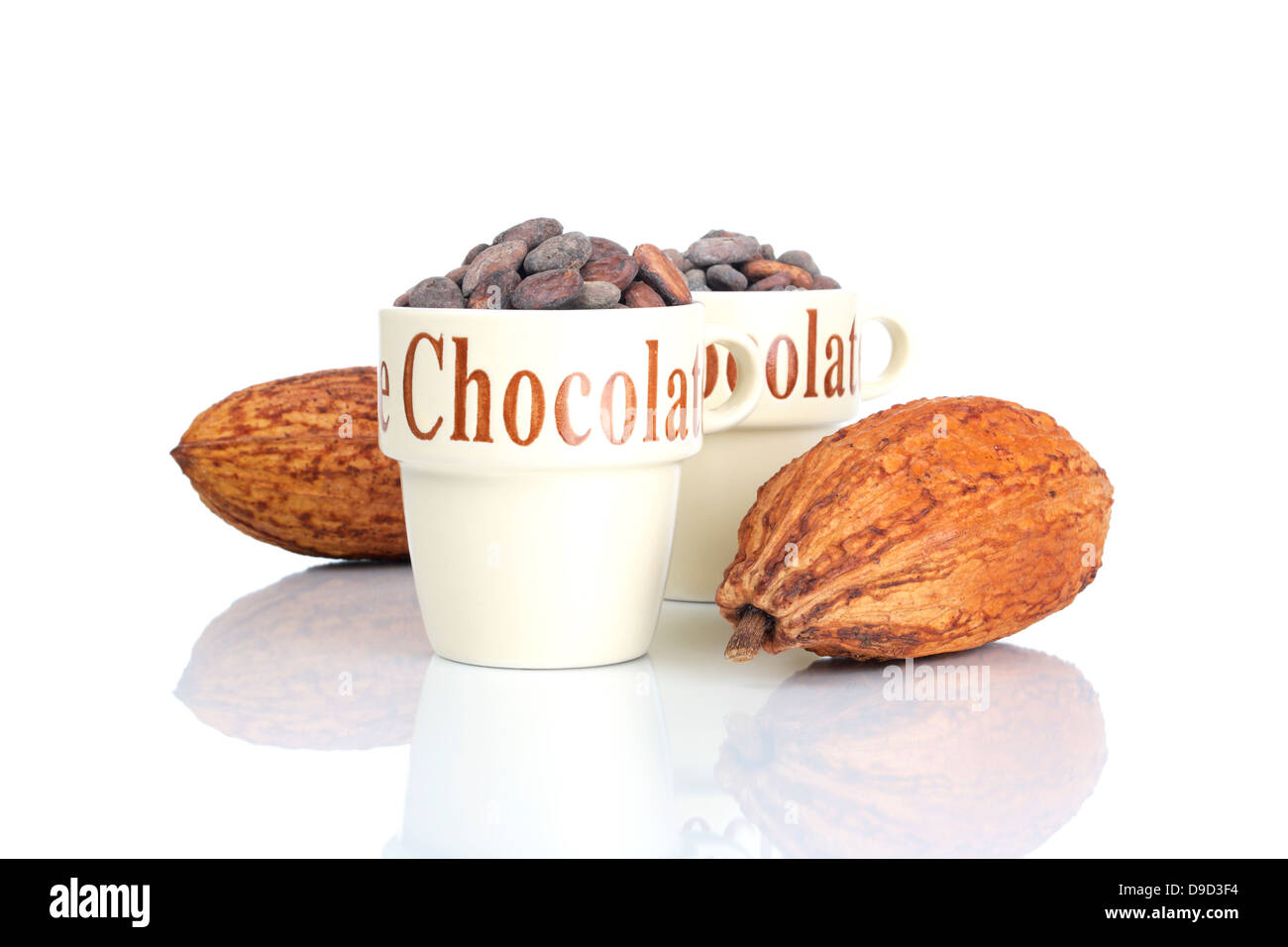 Le tazze con chicchi di cacao Foto Stock