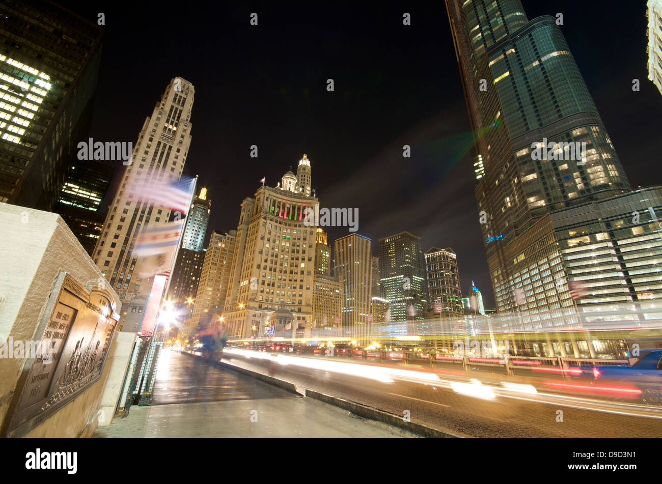 Traffico di sera su Michigan Avenue a Chicago River. La vita della città. Foto Stock