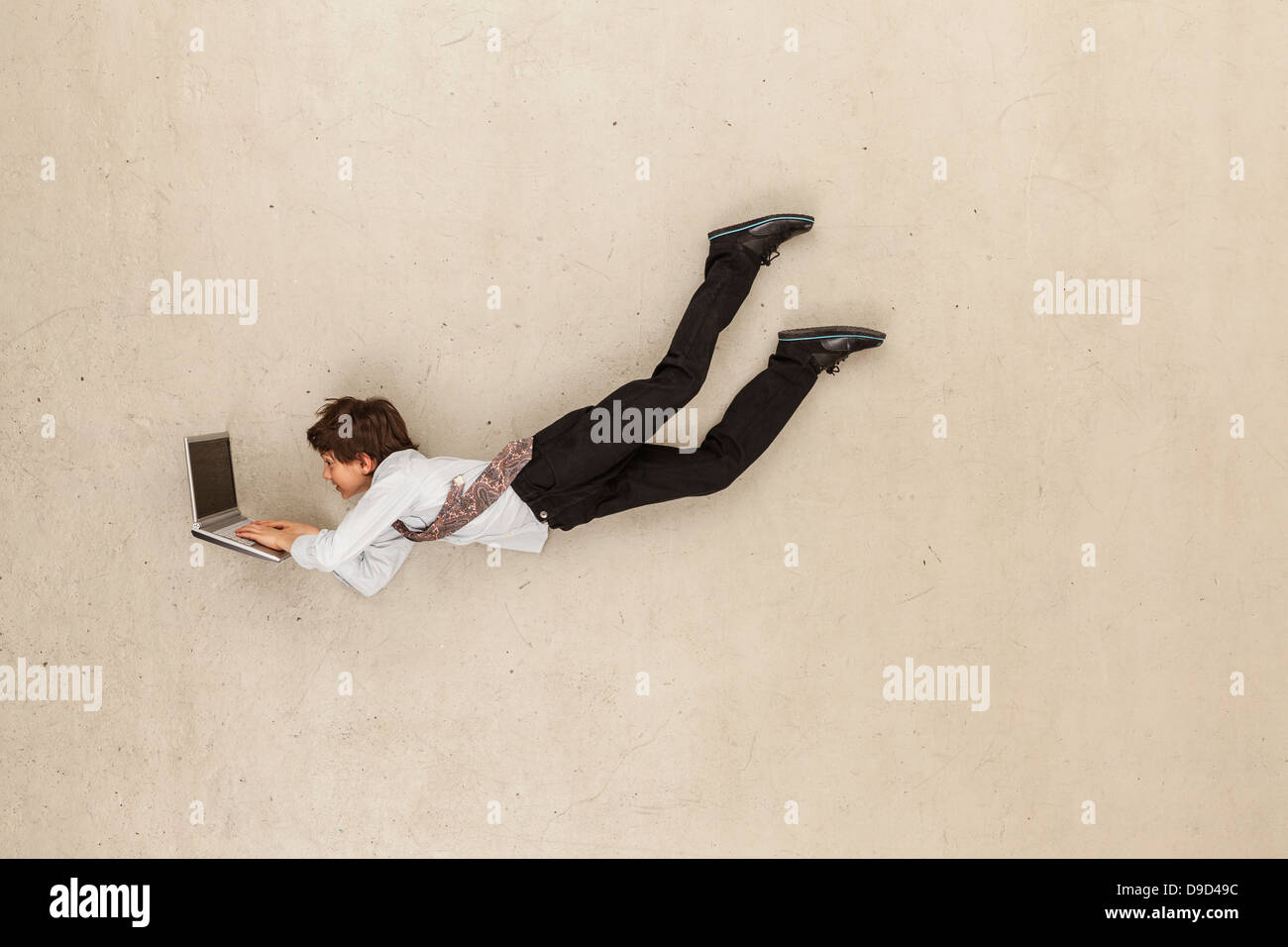 Business boy utilizzando laptop Foto Stock