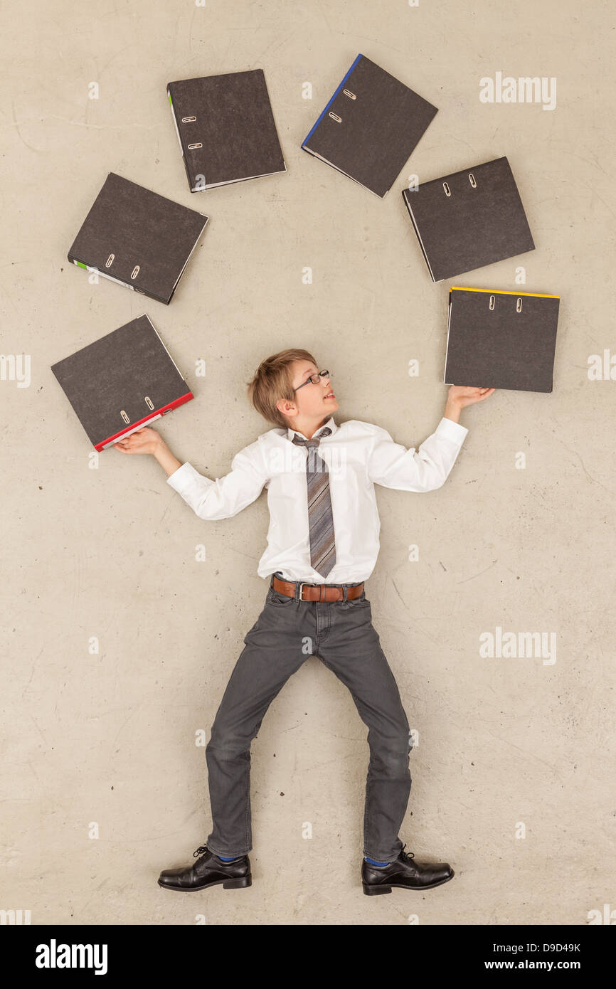 Business boy giocoleria con i file Foto Stock