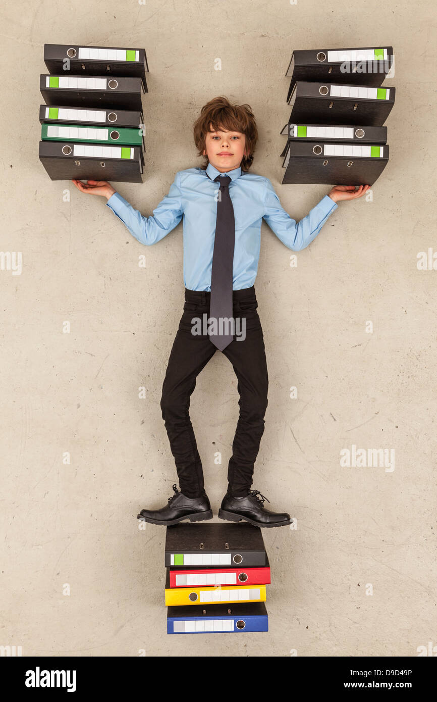 Business ragazzo che sta al di sopra dei file Foto Stock