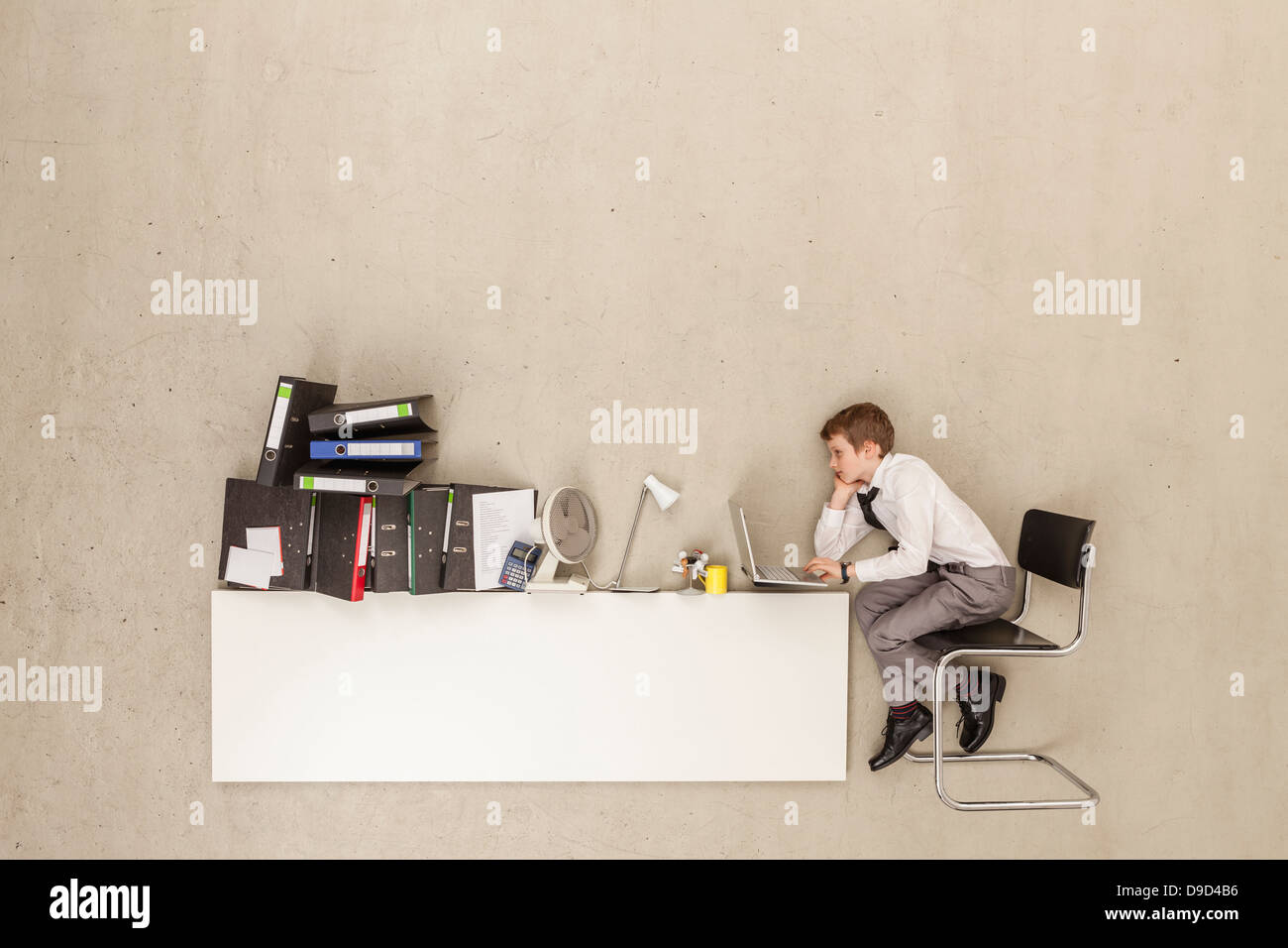 Business boy utilizzando laptop Foto Stock