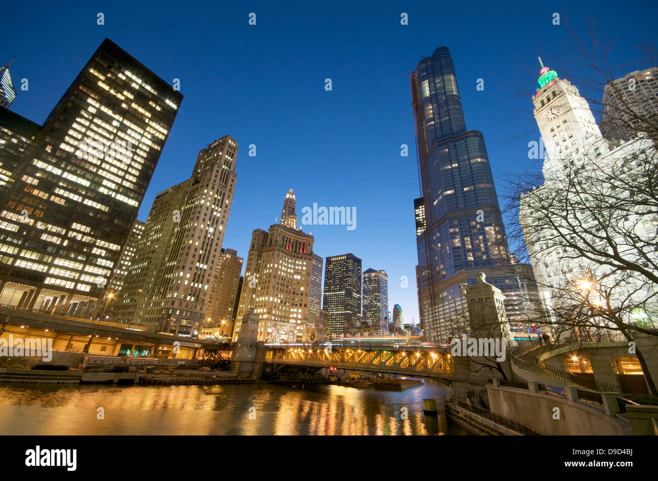 Una vista del fiume Chicago di notte. Foto Stock