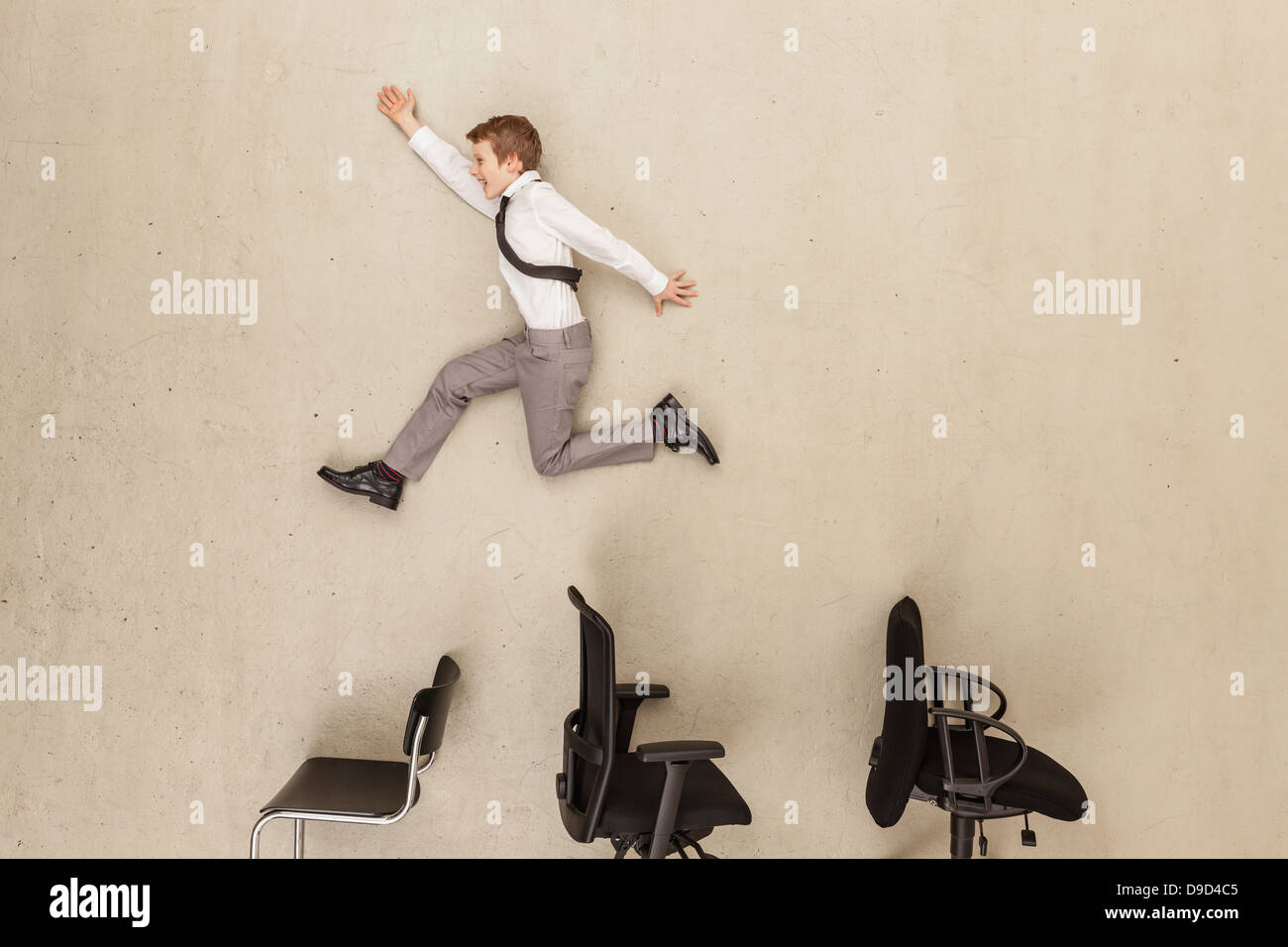 Business boy in esecuzione in ufficio Foto Stock