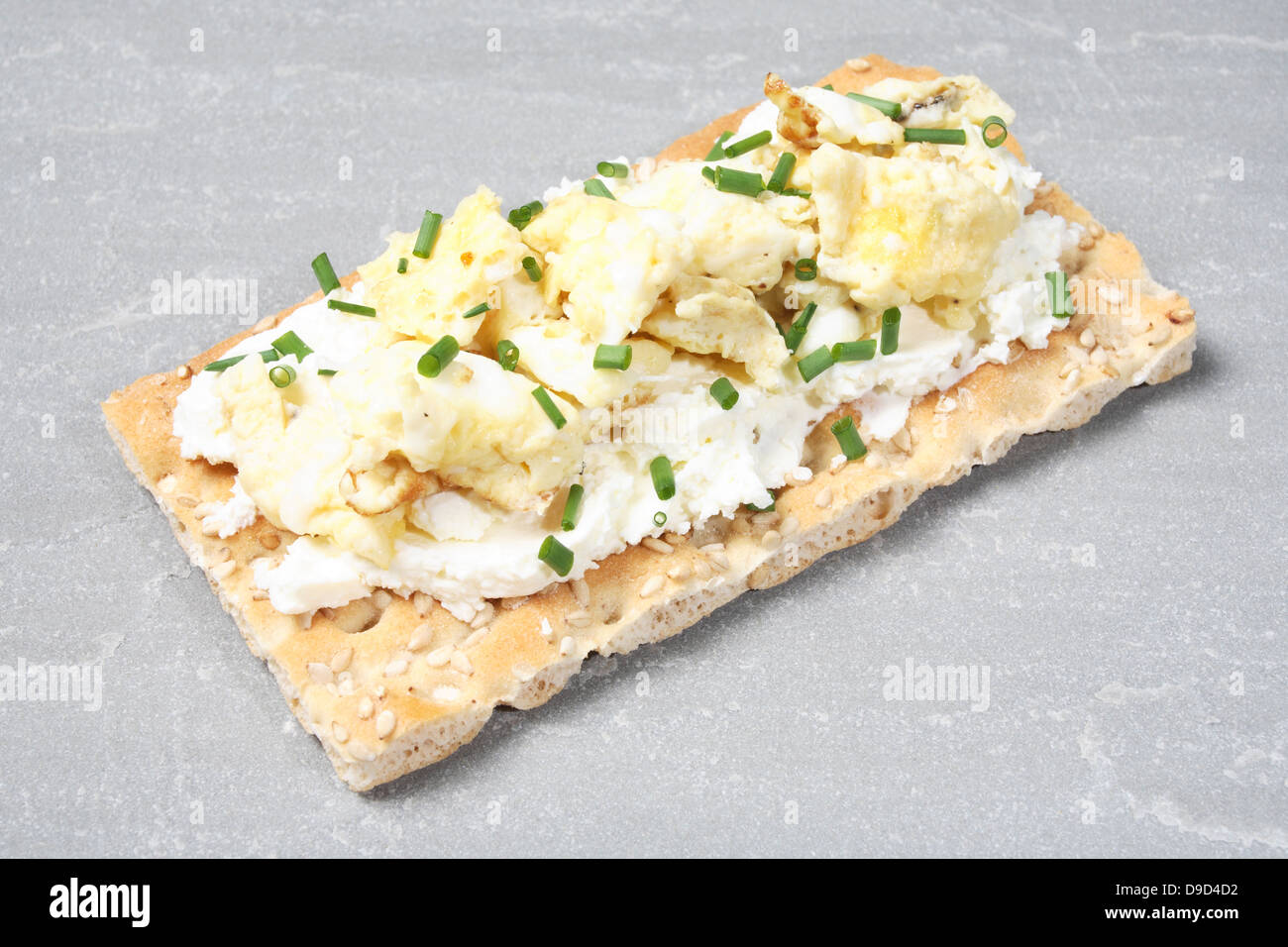 Fette biscottate con crema di formaggio e uova strapazzate Foto Stock