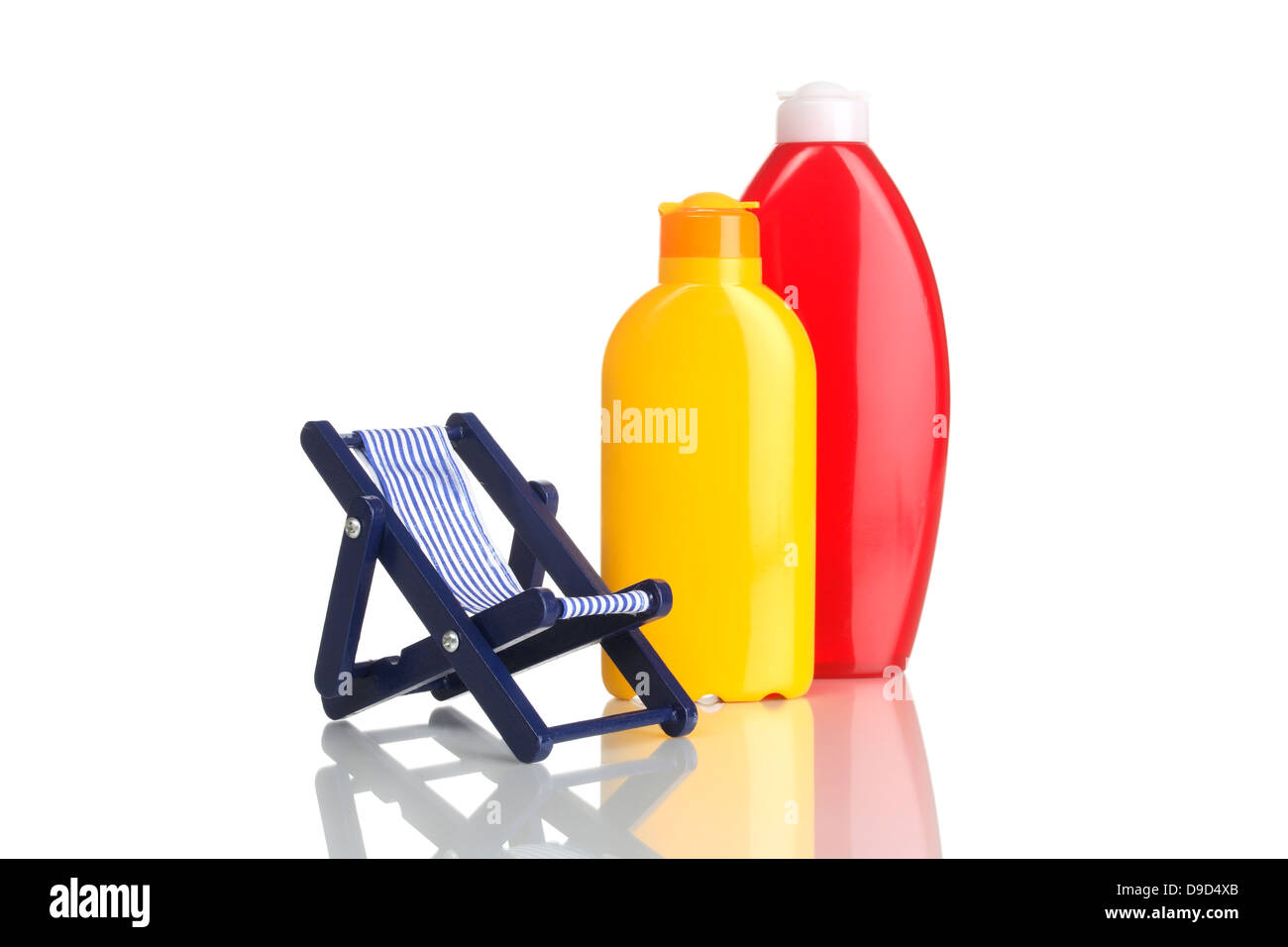 Teli da bagno, sedia a sdraio e crema solare Foto Stock