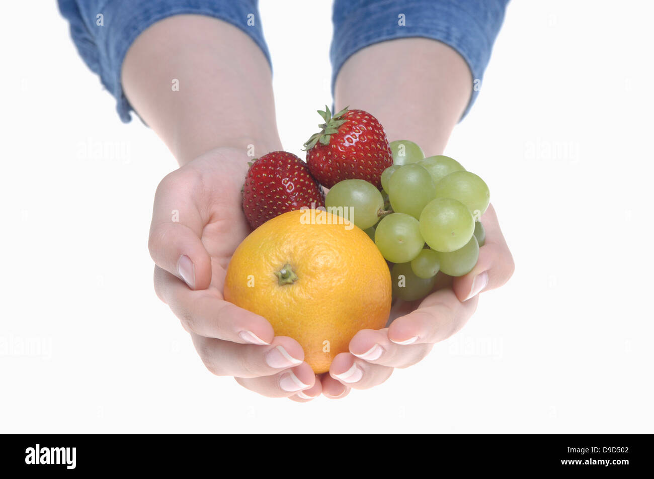 Le mani umane tenendo frutti contro uno sfondo bianco, close up Foto Stock