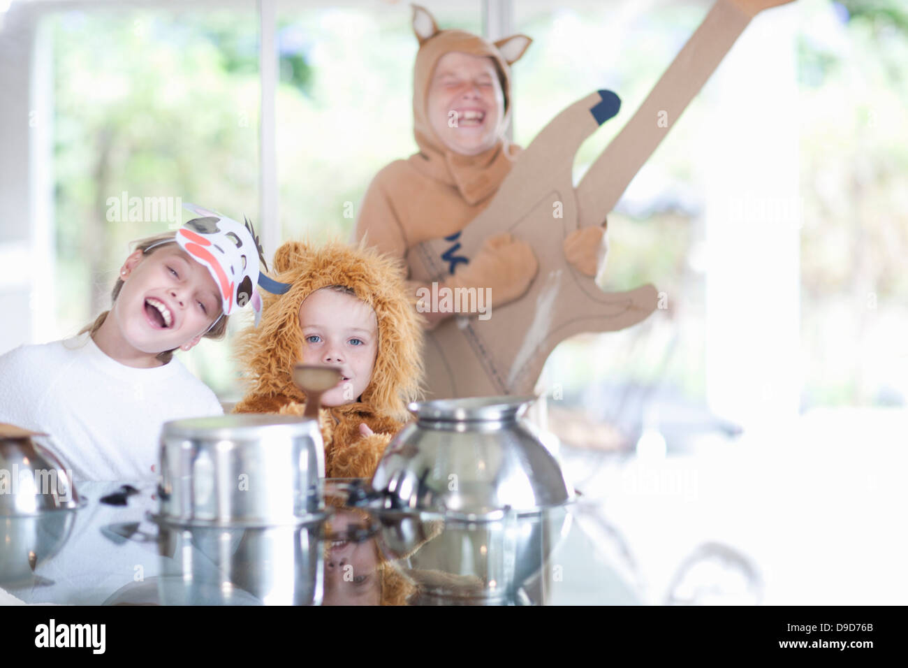 Bambini fingendo di riprodurre strumenti musicali Foto Stock