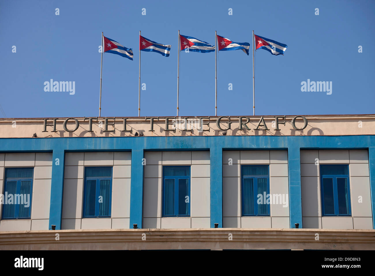 Bandiere cubane su Hotel Telegrafo, Havana, Cuba, Caraibi Foto Stock