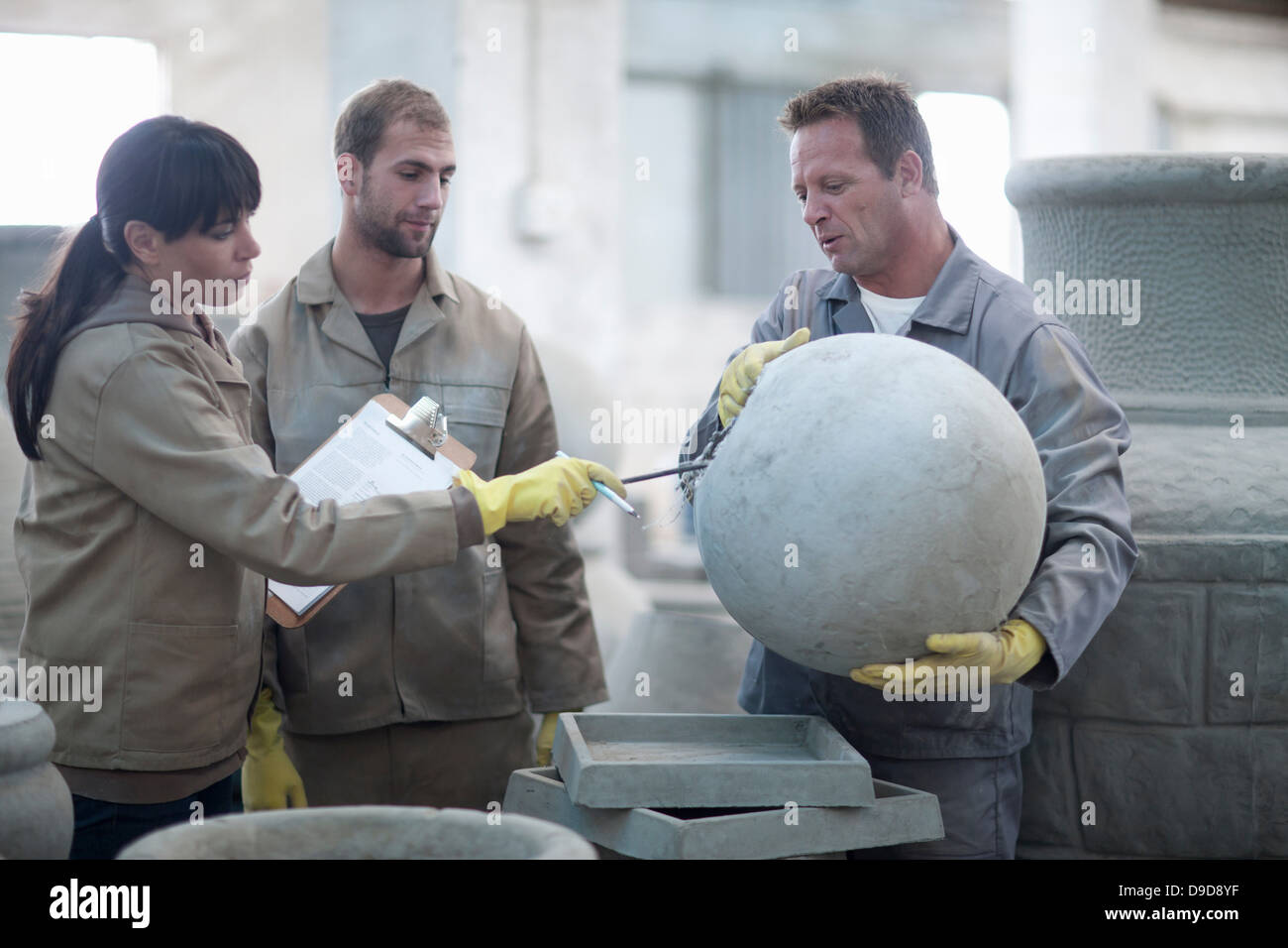 Che si occupano di vendite nella fabbrica di ceramica Foto Stock