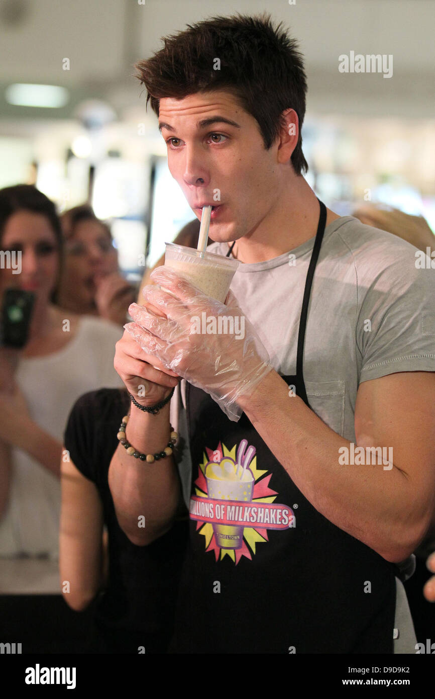 Casey Deidrick membri del cast di sapone TV 'giorni della nostra vita" crea un agitare personalizzata denominata 'Days quarantacinquesimo anniversario Shake' costituito da fragole, banana, e noce di cocco in milioni di frappè di Culver City Westfield Mall. In uno sforzo per sostenere coloro che sono stati influenzati dall'uragano Katrina e la ricostruzione di New Orleans, il San Bernardo progetto riceverà il 50% dei proventi Foto Stock