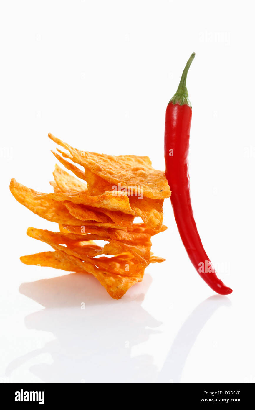 Hot Chili nachos su sfondo bianco, close up Foto Stock