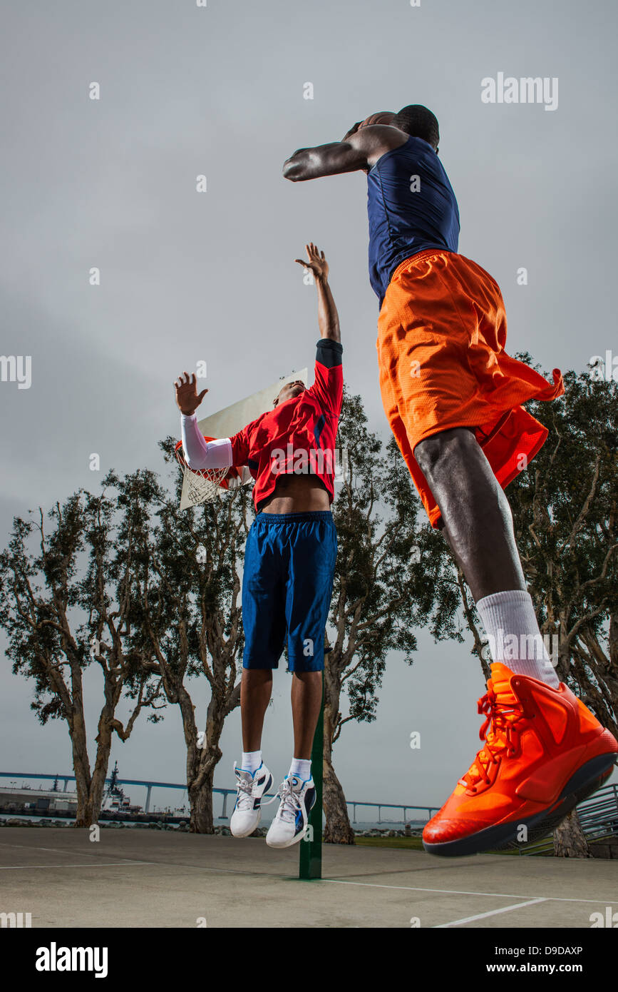 I giovani giocatori di basket jumping al cliente Foto Stock