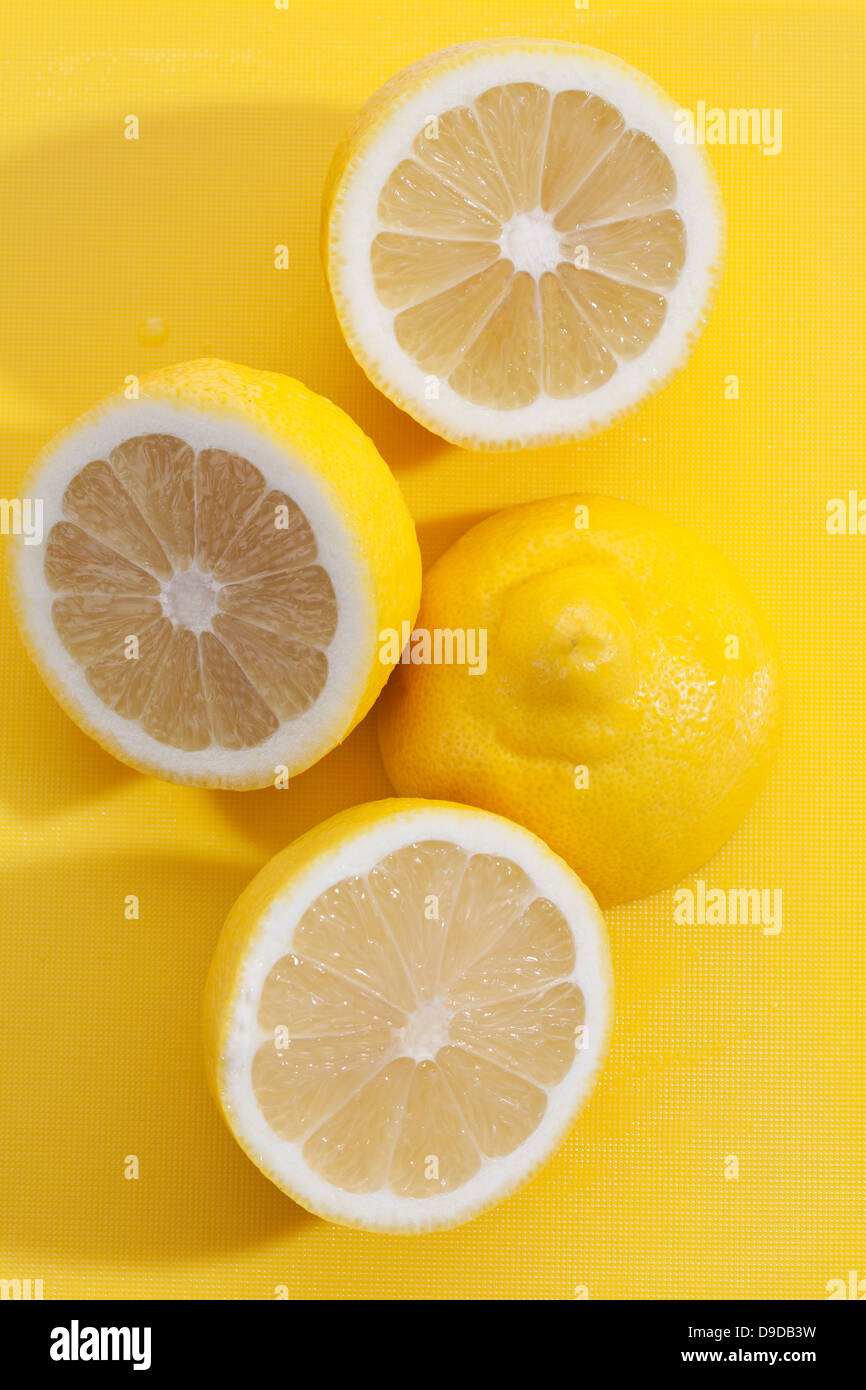 I limoni sulla scheda in plastica Foto Stock