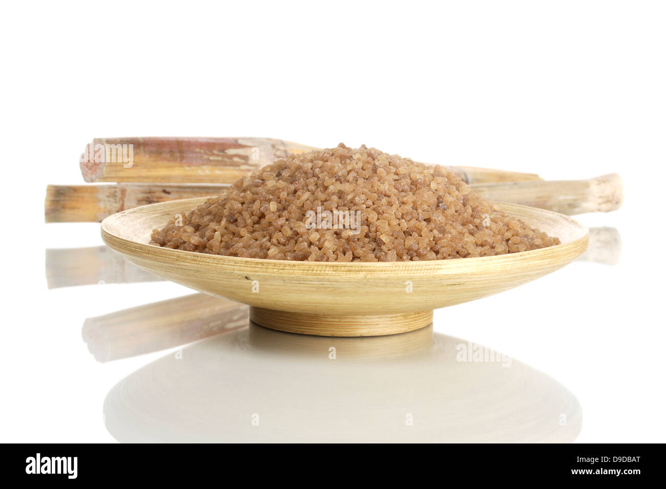 Ciotola di legno con zucchero di canna Foto Stock