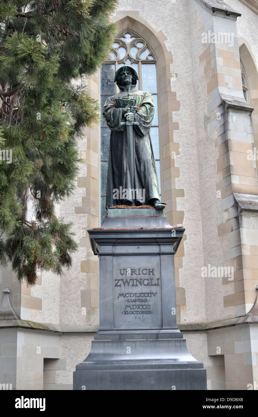 Statua di riformazione leader Ulrich Zwingli davanti alla chiesa Wasserkirche, Zurigo, Svizzera. Foto Stock